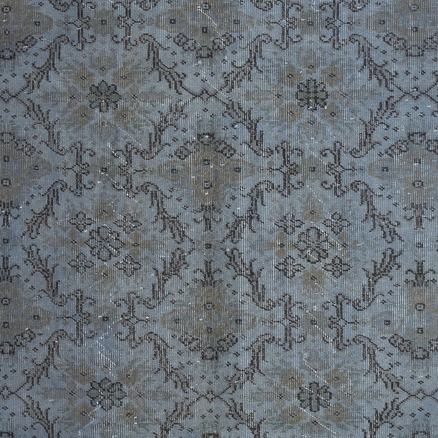 Annodato a mano Tappeto turco vintage 5.4x9.3 Ft tinto in blu per interni moderni in vendita