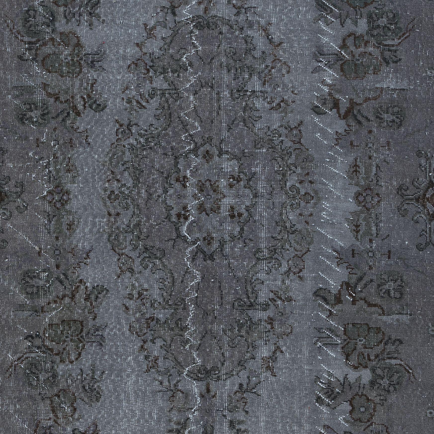 20th Century 5.4x9.6 Ft Gray Handmade Turkish Rug with Medallion, Ideal for Modern Interiors For Sale