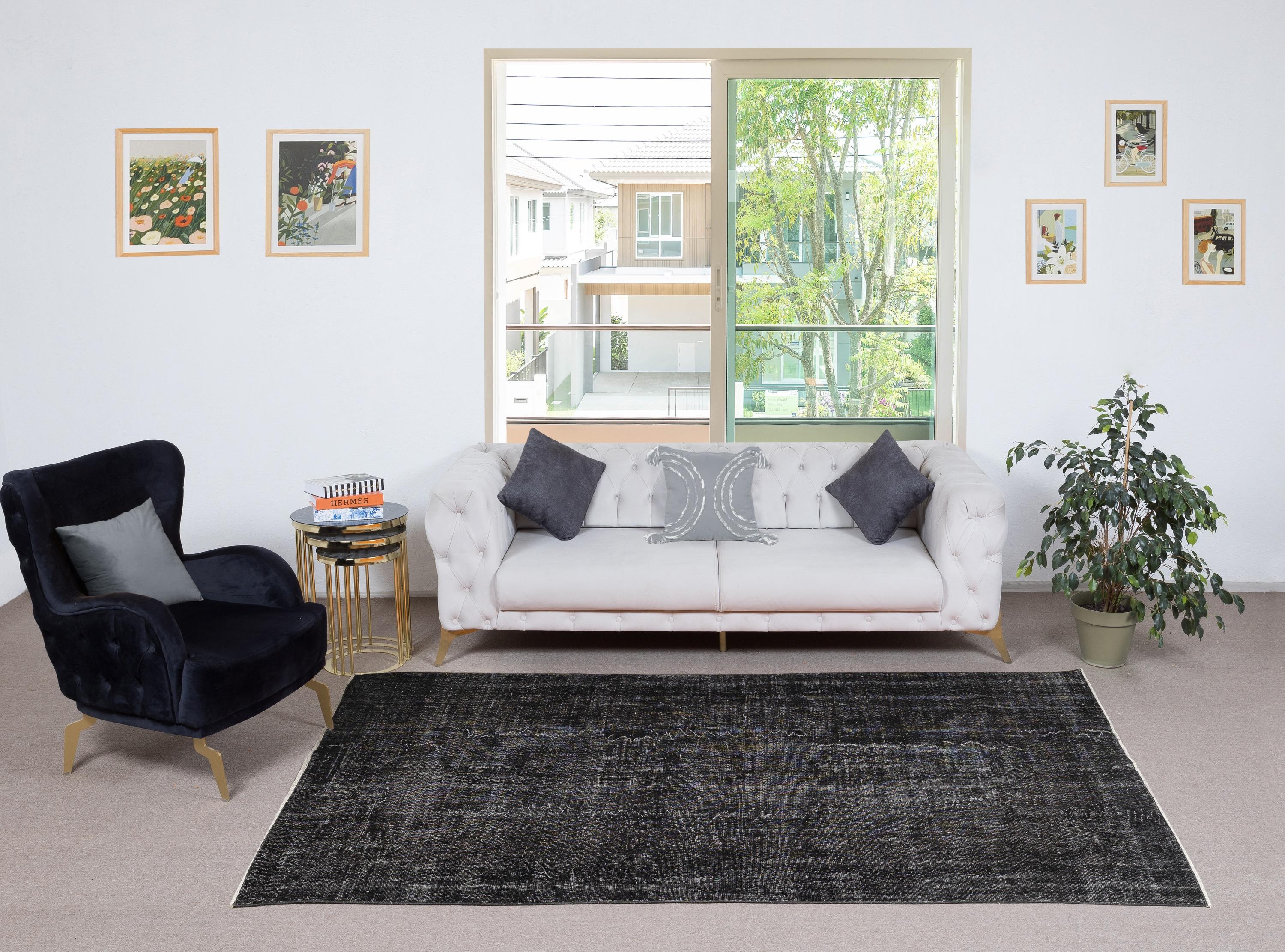 Unsere gefärbten Teppiche sind allesamt handgeknüpfte türkische Vintage-Teppiche, die in unserer Werkstatt sorgfältig restauriert und neu gestaltet wurden, damit sie zu einer breiten Palette von Einrichtungsstilen passen - von modern und