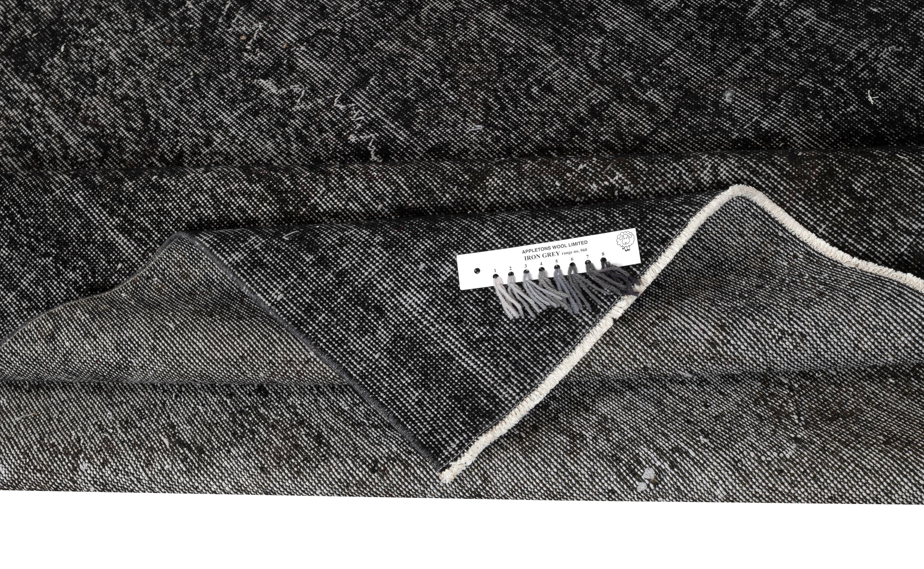 5.4x9.6 Ft Modern Handmade Rug. Schwarz gefärbter Vintage-Teppich für das Wohnzimmer (Moderne) im Angebot