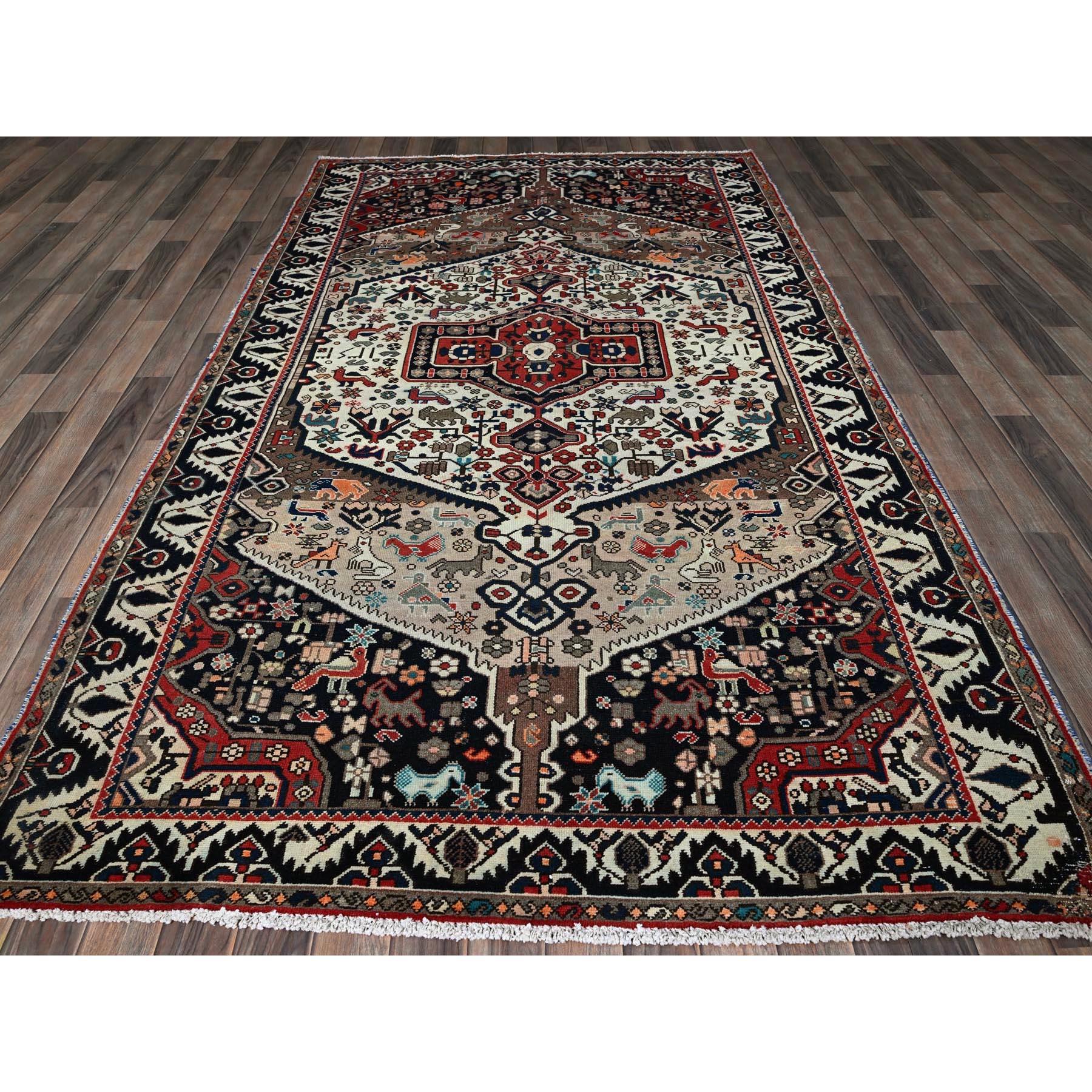 Chiffon White, Vintage Persian Bakhtiar mit kleinen Tierfiguren, Nullflor, niedrig geschoren, gleichmäßige Abnutzung, Seiten und Enden professionell gesichert, 100% Wolle, handgeknüpft, guter Zustand, breiter Läufer, Orientteppich
Primäre