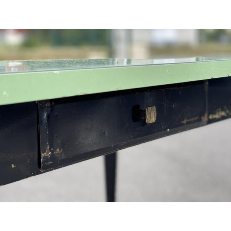 55 Table de bistrot par Xavier Pauchard pour Tolix, France, années 1950

Vintage Design
Rare et très belle table des manufactures Tolix par le designer Xavier Pauchard, base en métal, plateau en bois recouvert de formica. Doté d'un tiroir, ce modèle