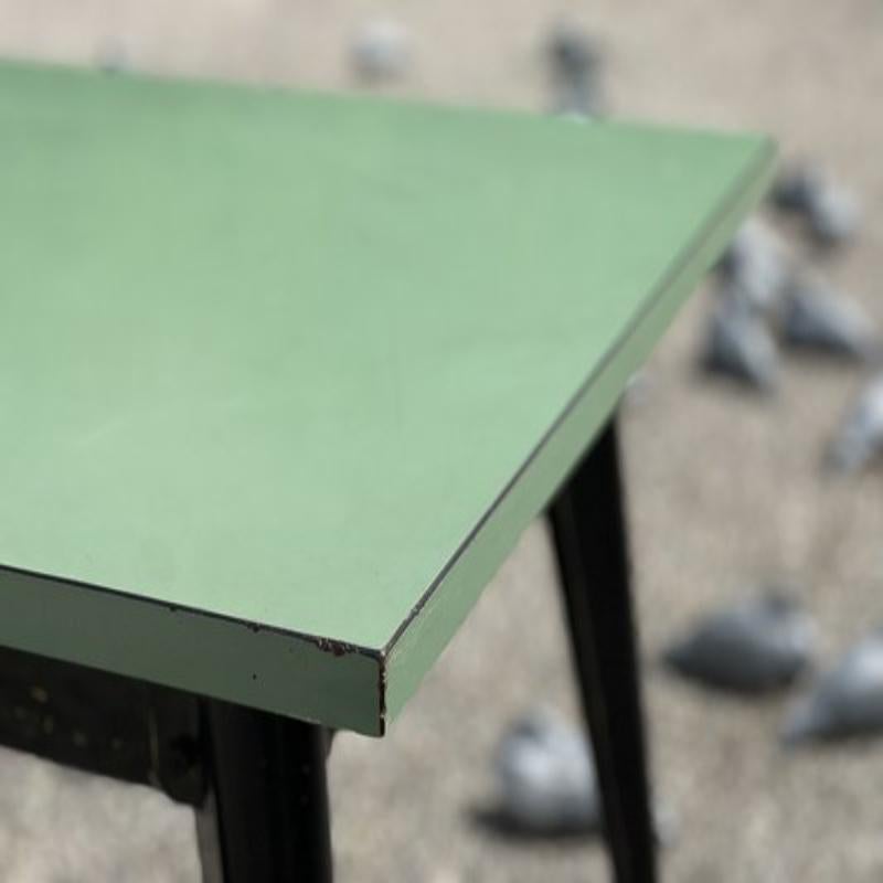 20ième siècle 55 Table de bistrot par Xavier Pauchard pour Tolix, France, années 1950 en vente