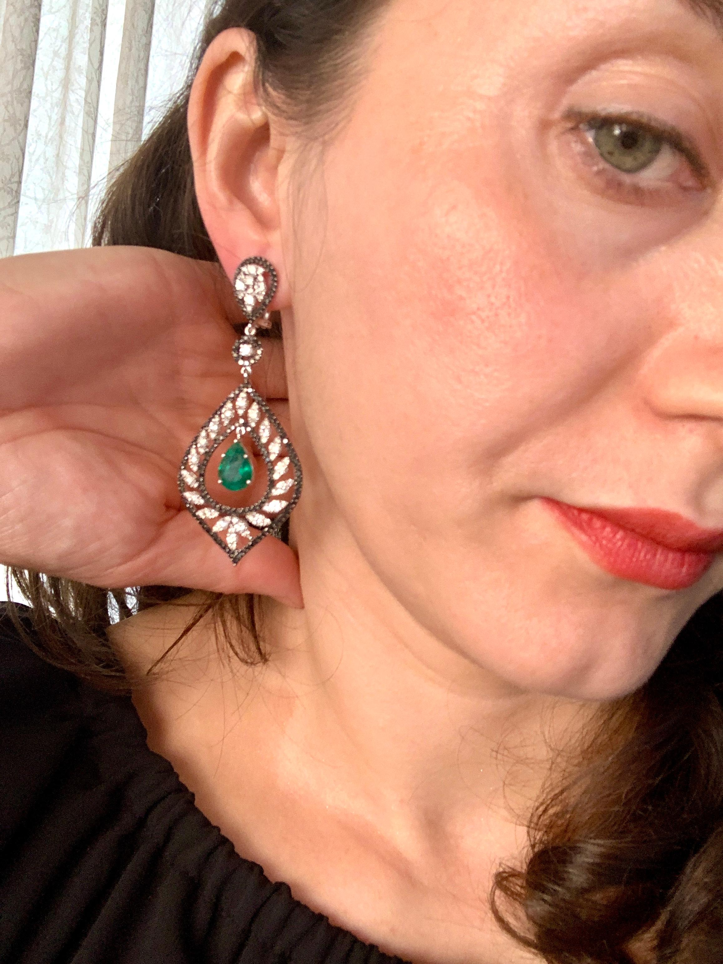 Orecchini a goccia con diamante smeraldo a forma di pera dello Zambia certificati GIA da 6 carati in oro 18Kt W in vendita 7