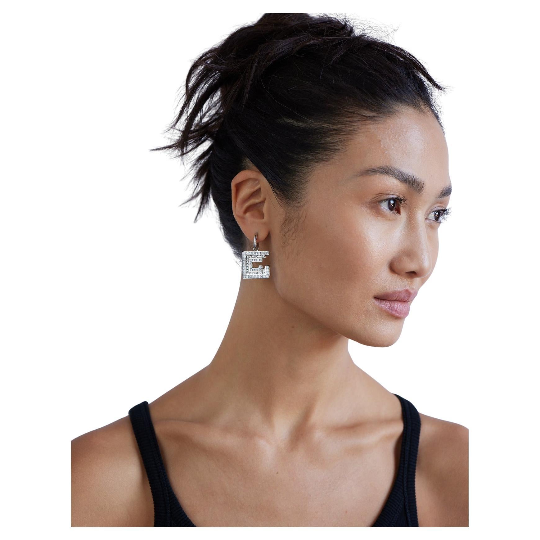 Les boucles d'oreilles Lina : Ces boucles d'oreilles sont serties de 5,5 ct de diamants naturels de taille princesse et de taille ronde, fabriqués à la main en or blanc 18 carats. Nommées d'après Lina Bo Bardi, architecte moderniste visionnaire