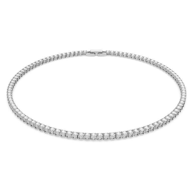 Este collar tenis de diamantes de 55 quilates es una extraordinaria celebración del brillo, la precisión y la belleza atemporal. Con diamantes redondos de talla brillante de 0,60 quilates, cada uno de ellos meticulosamente seleccionado a mano por su