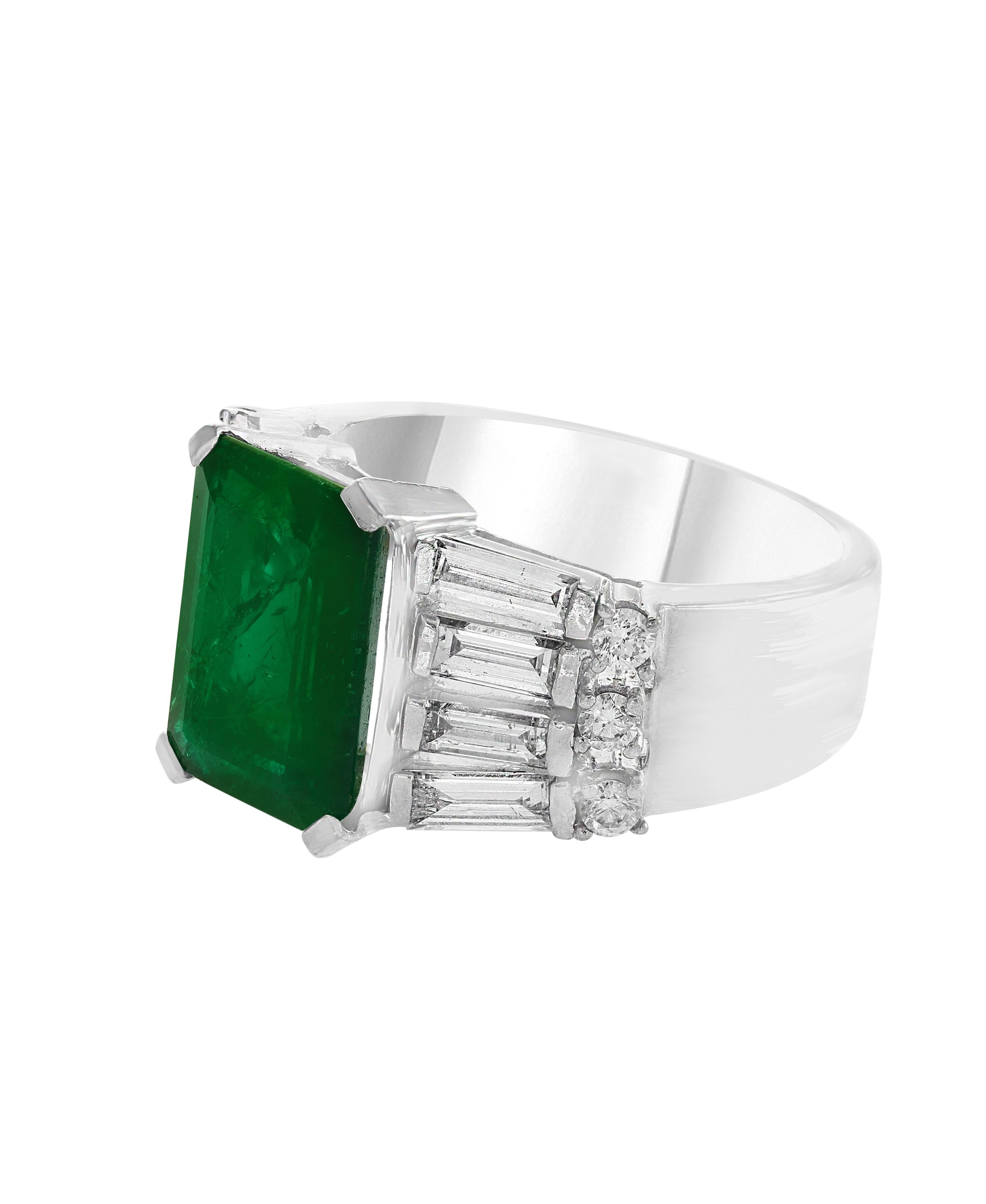5,5 Karat Smaragdschliff Smaragd- und Diamantring aus 18 Karat Gold im Zustand „Hervorragend“ im Angebot in New York, NY