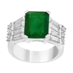 5,5 Karat Smaragdschliff Smaragd- und Diamantring aus 18 Karat Gold