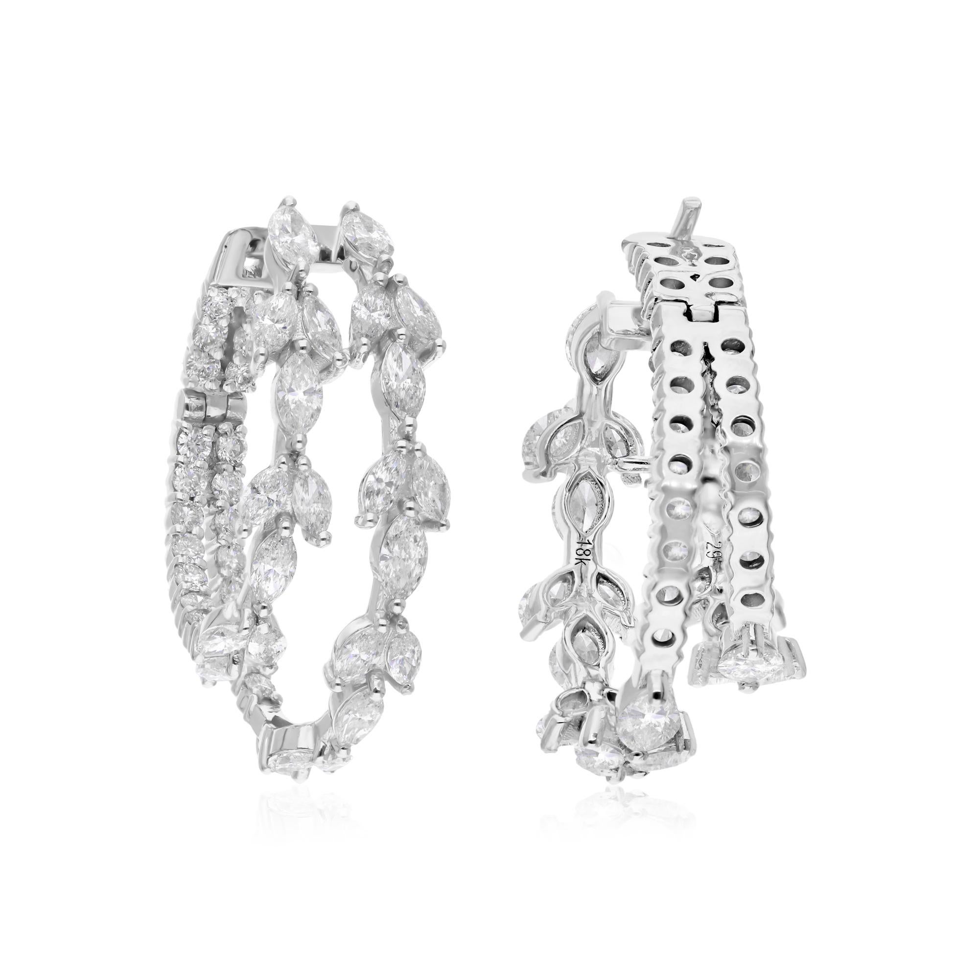 Estos magníficos pendientes de aro presentan una sorprendente combinación de diamantes talla marquesa y brillante redondo, que suman un total de 5,5 quilates. Engarzados en lujoso oro blanco de 18 quilates, con un peso total de 12,25 gramos,