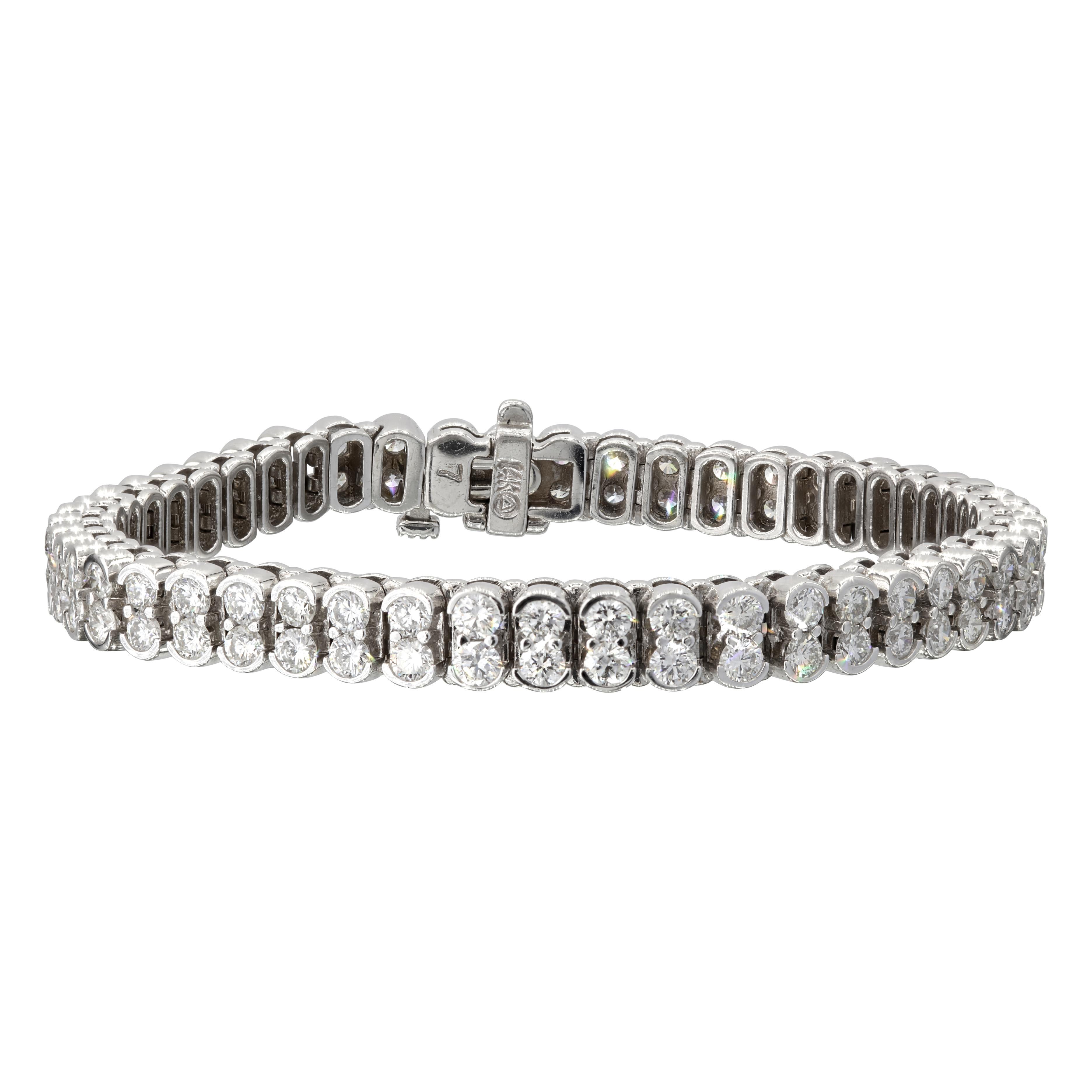 Adorn your wrist with a timeless and captivating piece of jewelry that radiates sophistication and elegance. This exquisite tennis bracelet is a true symbol of luxury, showcasing adjacent pairs of round diamonds with a combined weight of 4