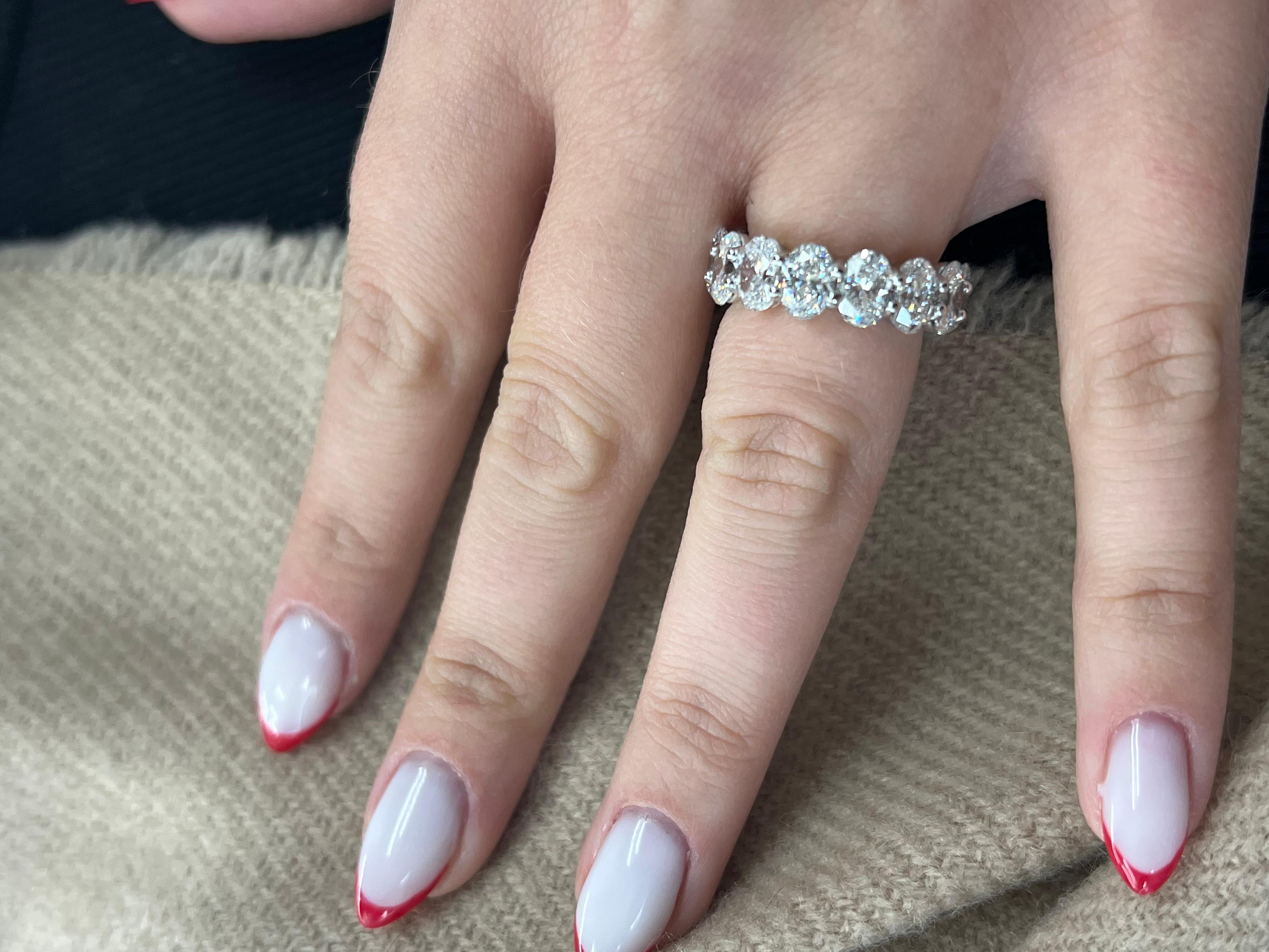 Whiting, notre exquis bracelet d'éternité en or blanc 18 carats à diamant ovale de 5,5 carats, conçu pour vous couper le souffle. Les diamants de 5,5 carats utilisés dans ce bracelet d'éternité sont d'une qualité exceptionnelle et brillent d'un feu