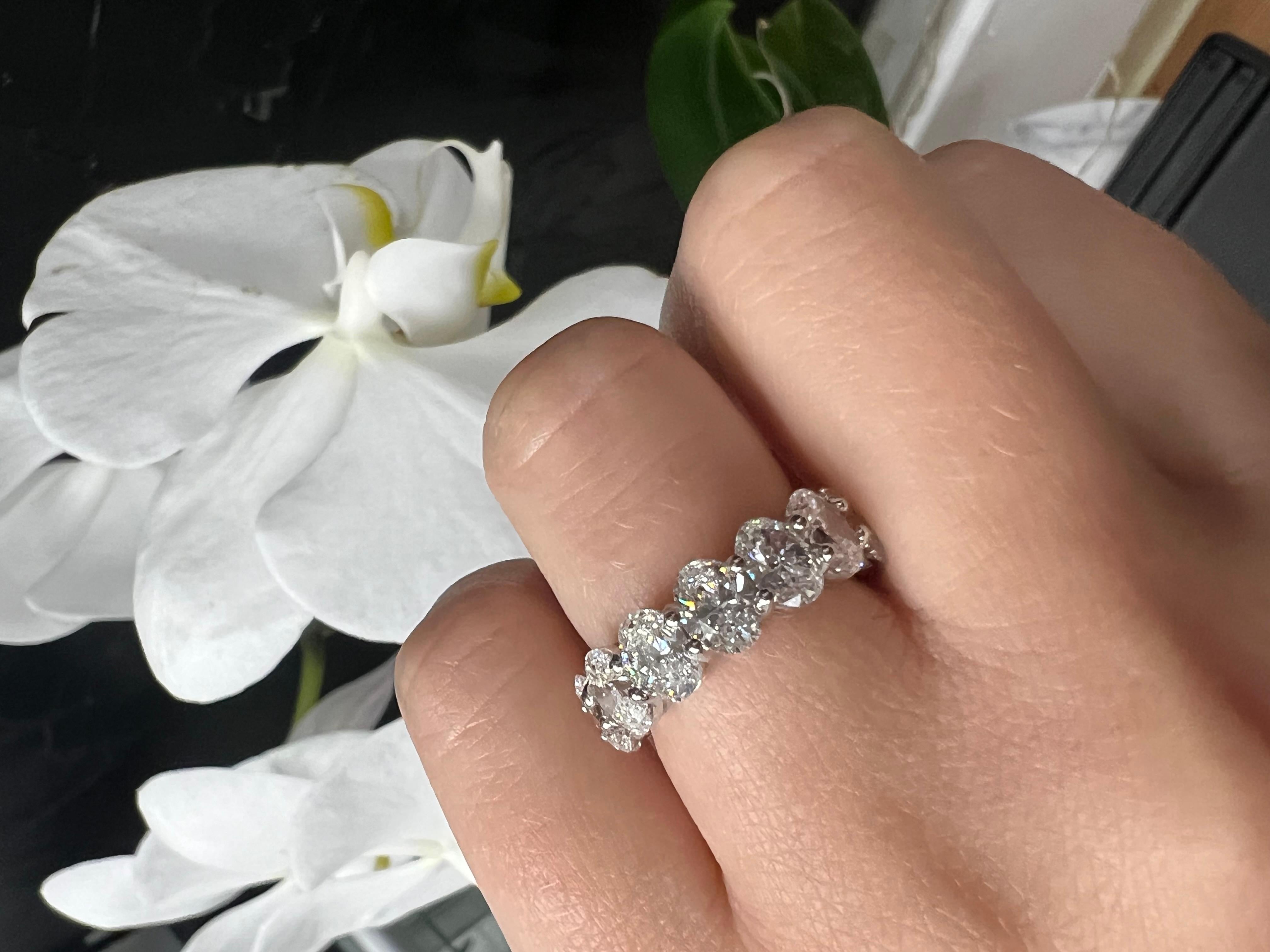 Bague d'éternité en or blanc 18 carats avec diamants taille ovale de 5,5 carats de Gem Jewelers Co. Neuf - En vente à Miami, FL