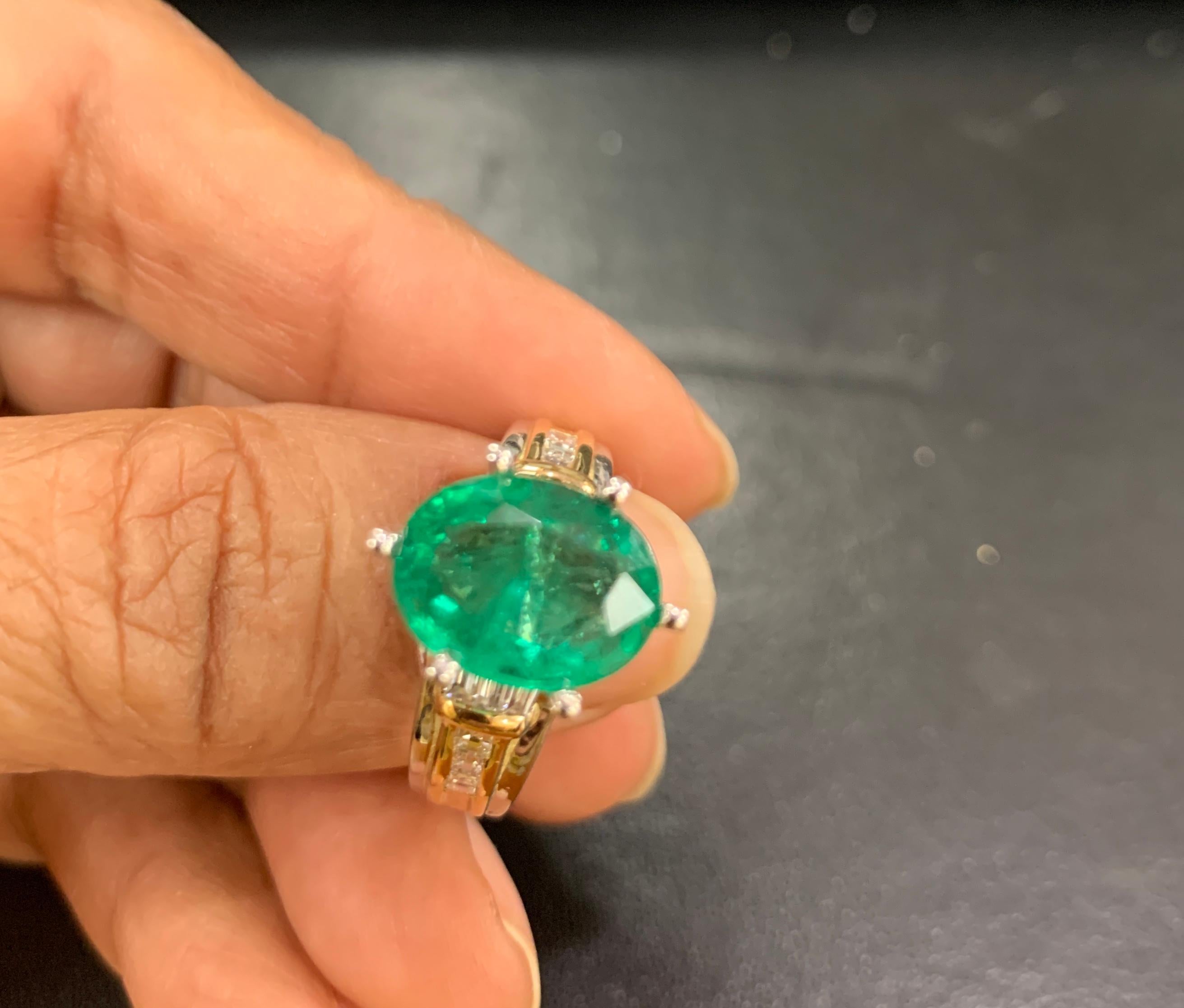 5,5 Karat Smaragd im Ovalschliff und Diamant in 18 Karat/Platin zweifarbiger Ring Nachlass im Angebot 9
