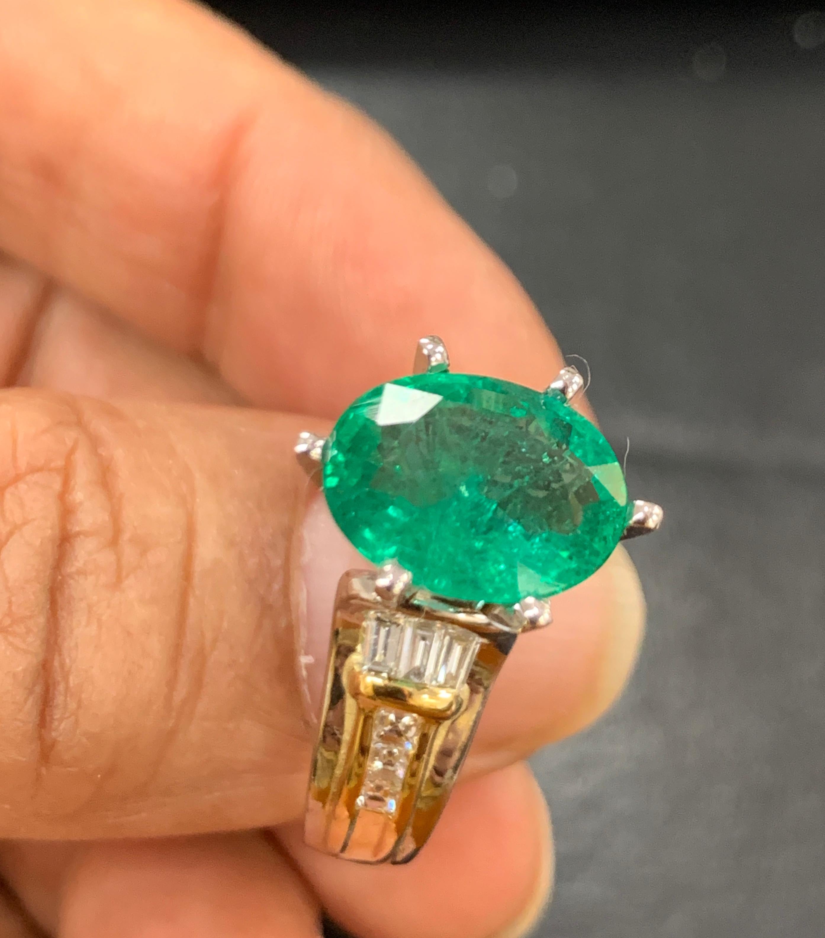 5,5 Karat Smaragd im Ovalschliff und Diamant in 18 Karat/Platin zweifarbiger Ring Nachlass im Angebot 10