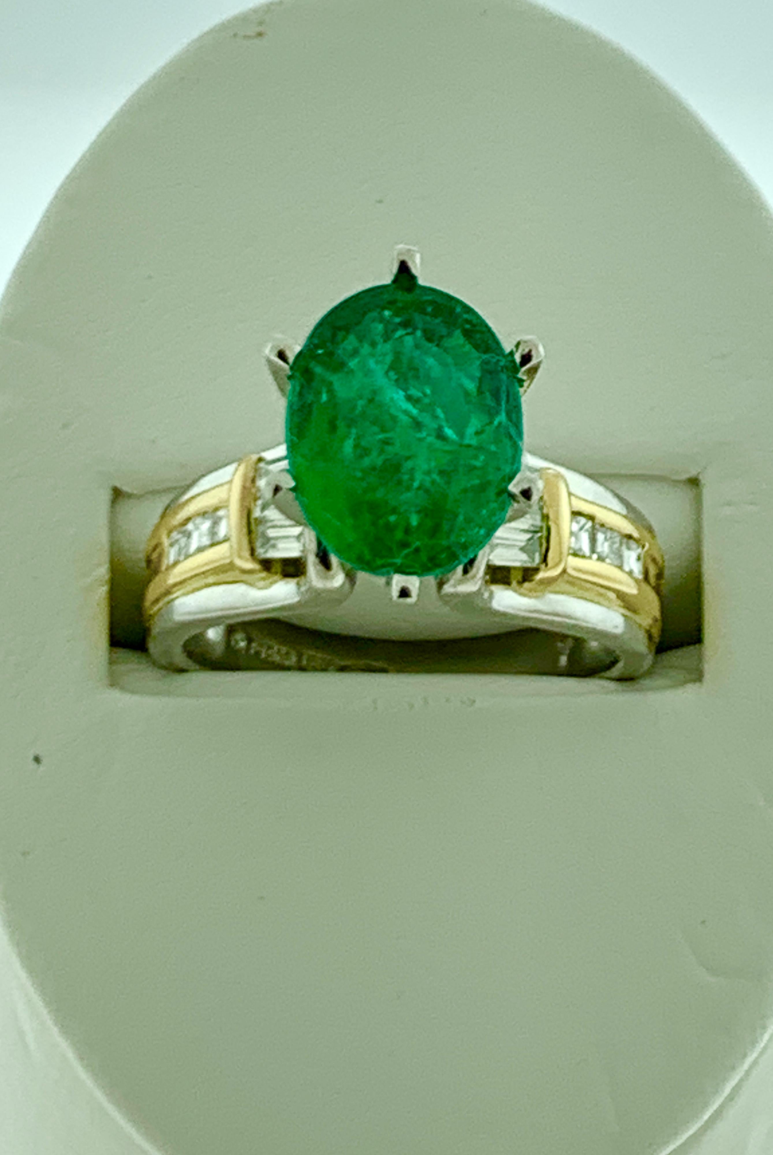 5,5 Karat Smaragd im Ovalschliff und Diamant in 18 Karat/Platin zweifarbiger Ring Nachlass im Angebot 1