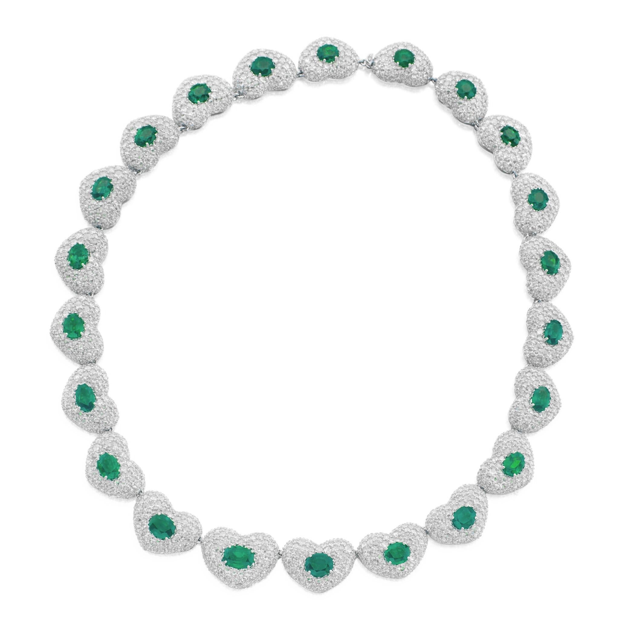 55 Karat Oval Smaragd Pave Herz-Motiv Diamant-Halskette (Ovalschliff) im Angebot