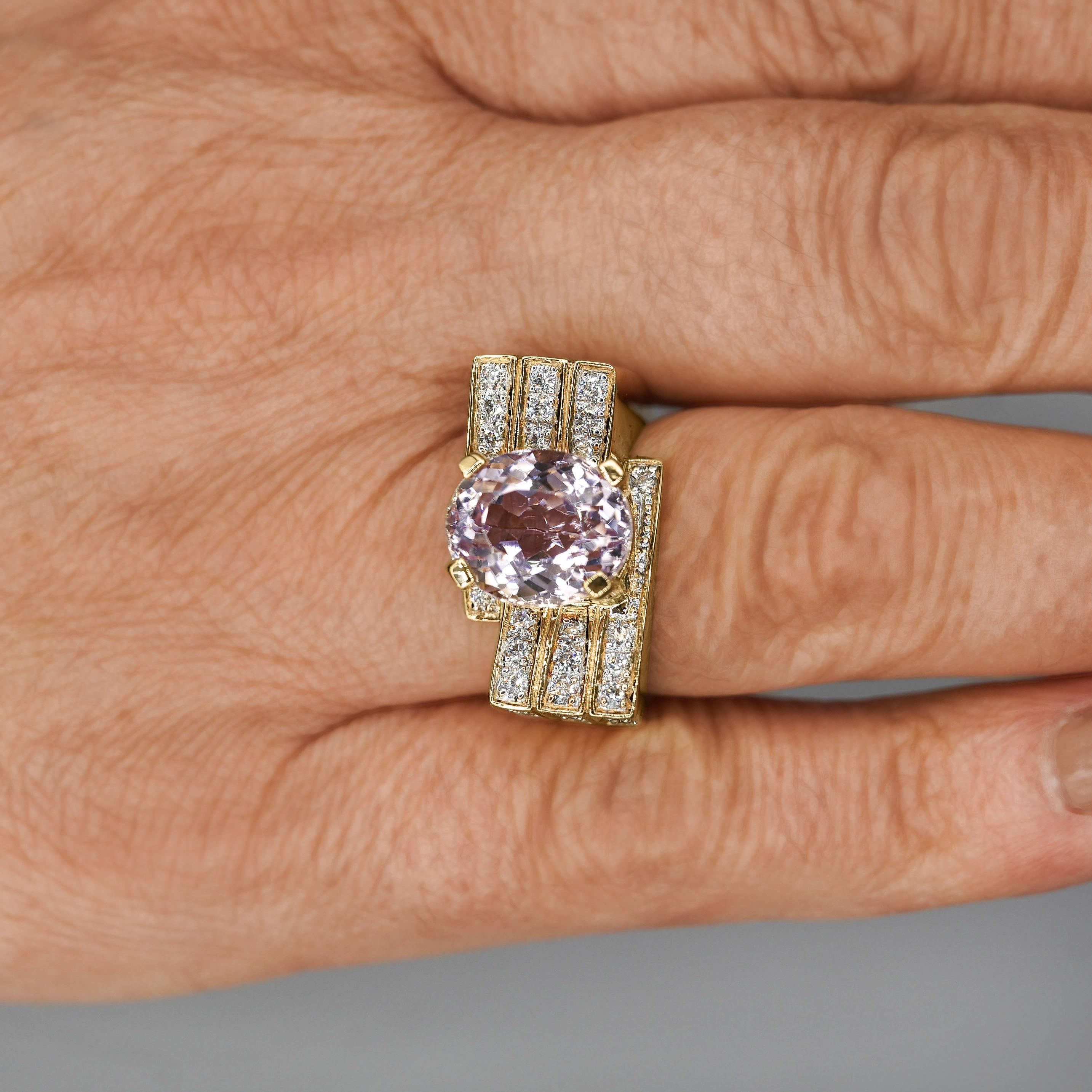 Kunzite naturale da 5,5 carati incastonata in oro giallo 18 carati con 1,02 carati di diamanti incastonati su tre file. Anello misura 7,5, regolabile.

Dettagli:
Tipo di articolo: Anello da cocktail
Metallo: Oro giallo 18 carati (lucido)
Misura: 7,5