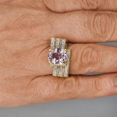 Anello da cocktail a più file in oro 18 carati con Kunzite ovale da 5,5 carati e canale di diamanti