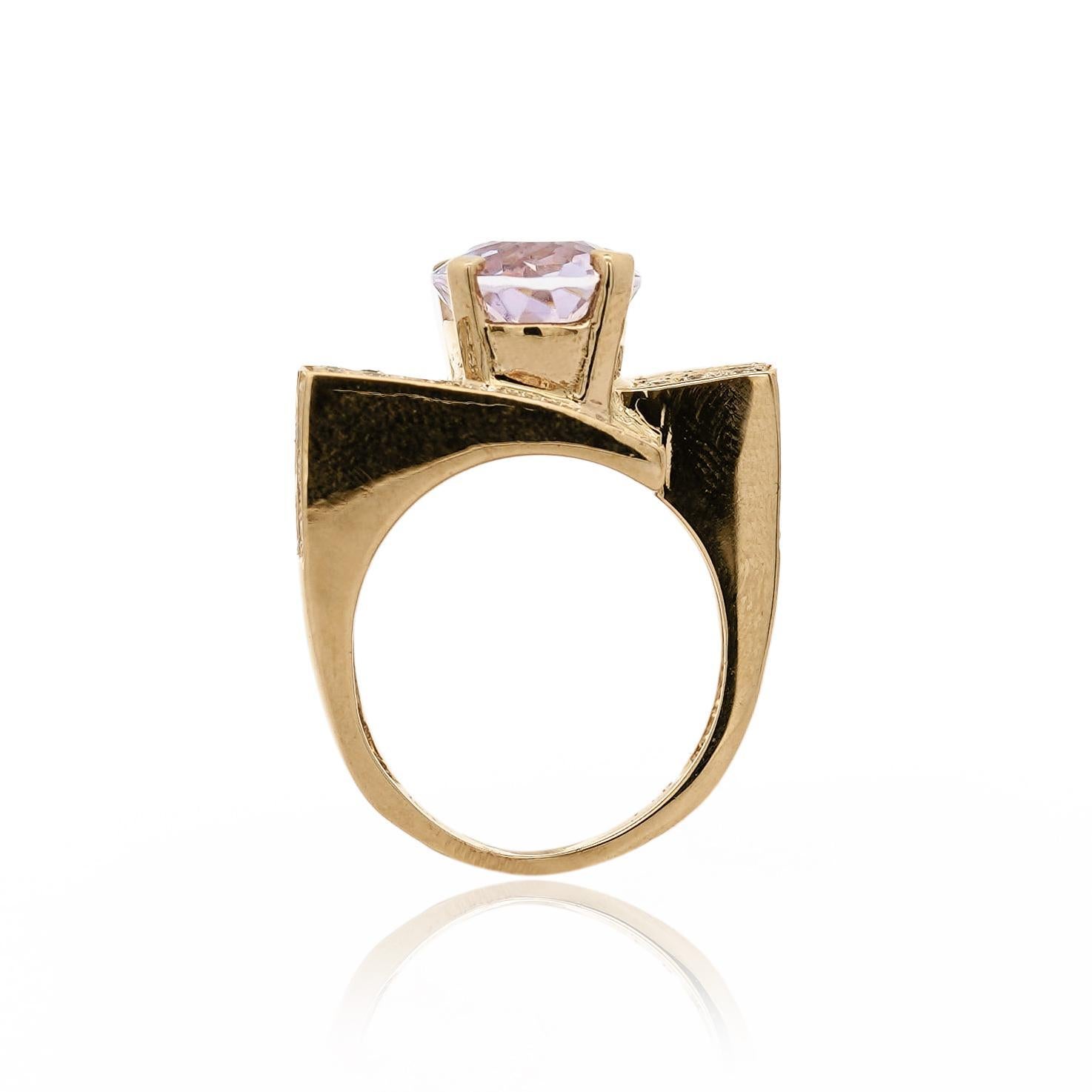 Moderno Anello da cocktail a più file in oro 18 carati con Kunzite ovale da 5,5 carati e canale di diamanti in vendita