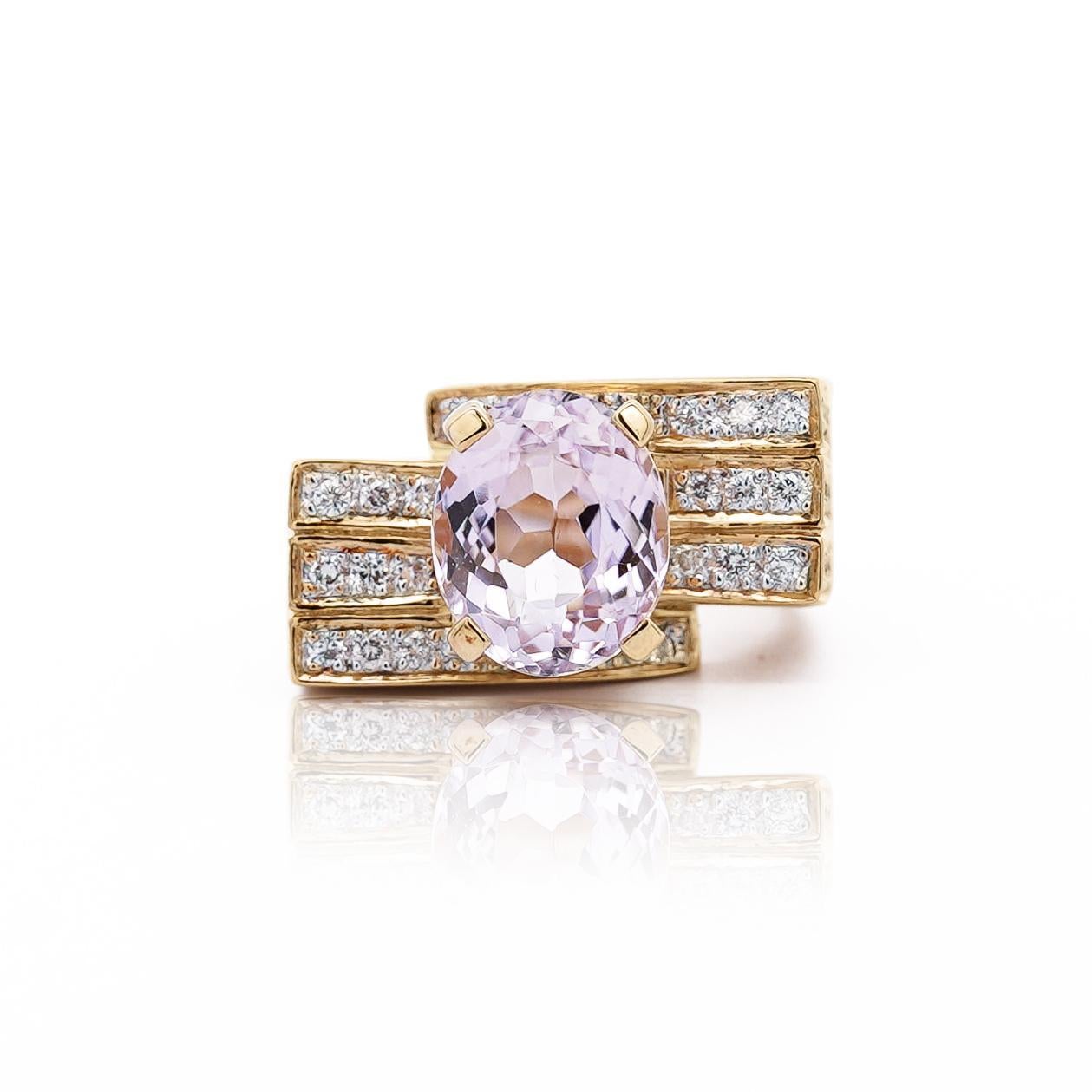 Taglio ovale Anello da cocktail a più file in oro 18 carati con Kunzite ovale da 5,5 carati e canale di diamanti in vendita