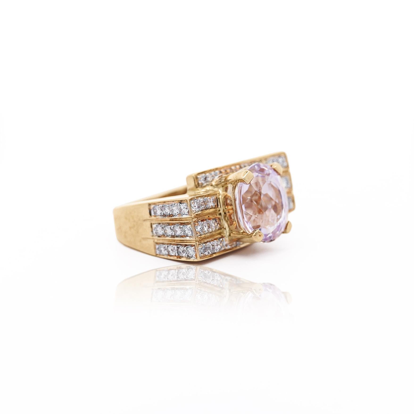 Anello da cocktail a più file in oro 18 carati con Kunzite ovale da 5,5 carati e canale di diamanti In condizioni Nuovo in vendita a Miami, FL