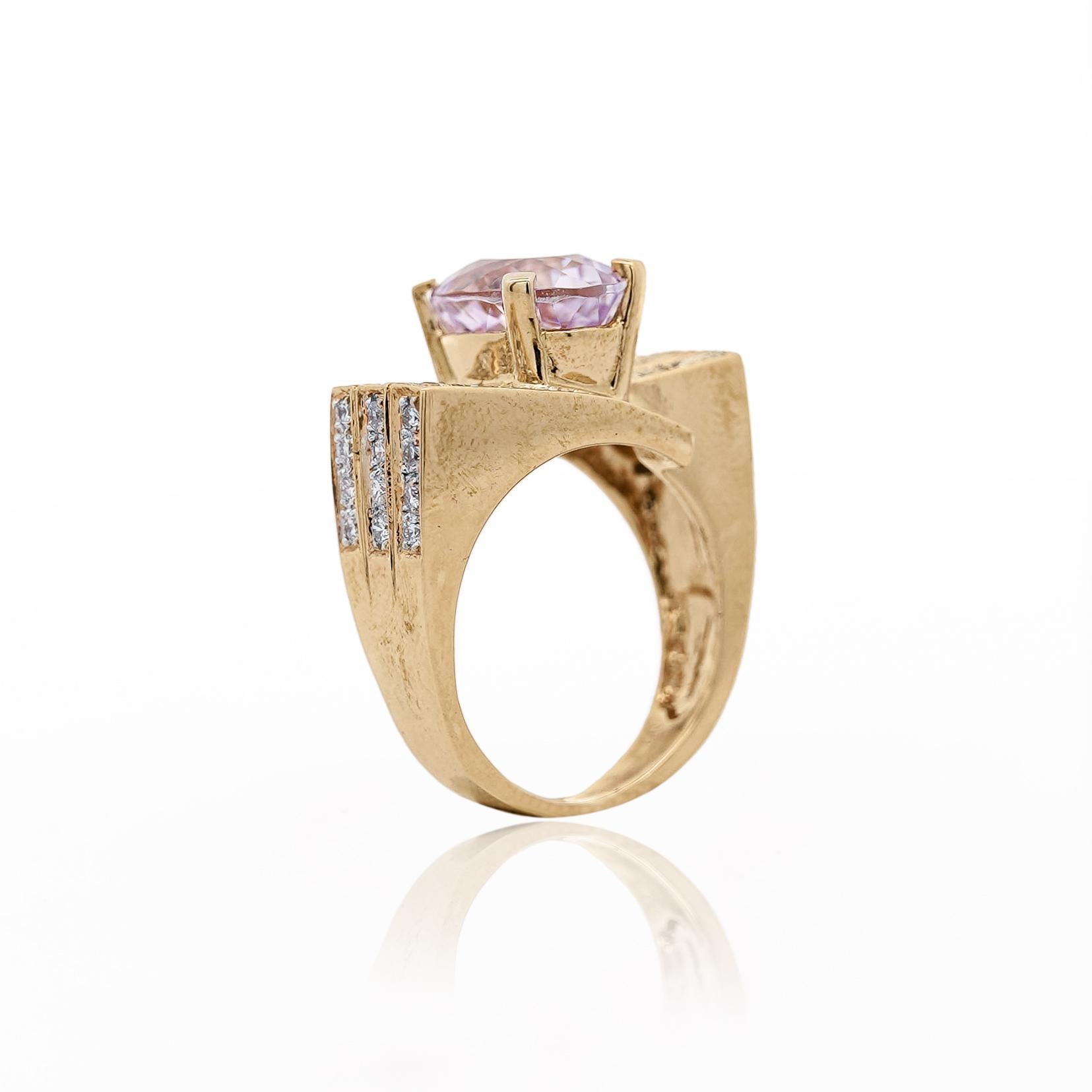 Donna Anello da cocktail a più file in oro 18 carati con Kunzite ovale da 5,5 carati e canale di diamanti in vendita