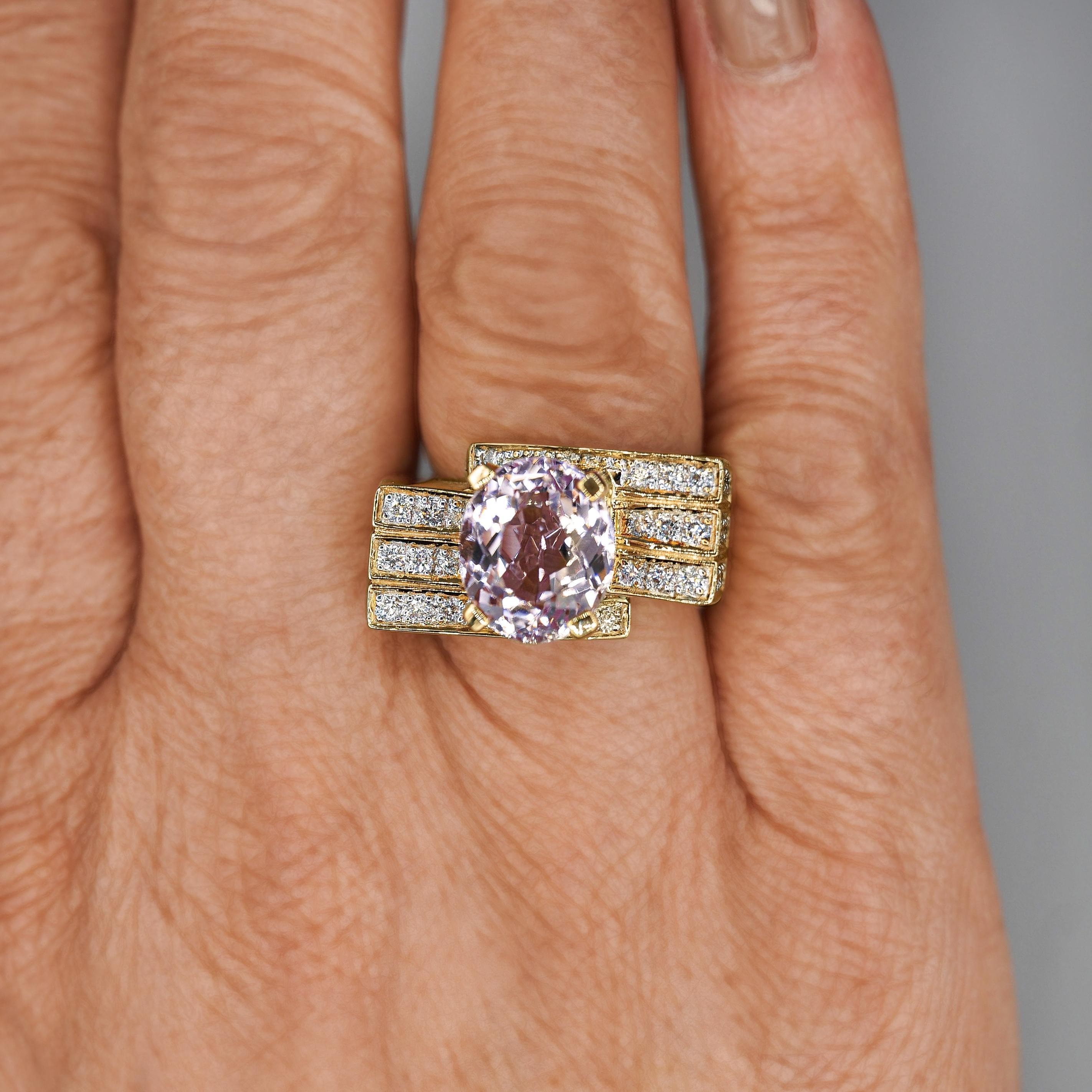 Anello da cocktail a più file in oro 18 carati con Kunzite ovale da 5,5 carati e canale di diamanti in vendita 1