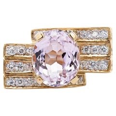 Anillo de cóctel de oro de 18 quilates de varias filas con kunzita ovalada de 5,5 quilates y canal de diamantes