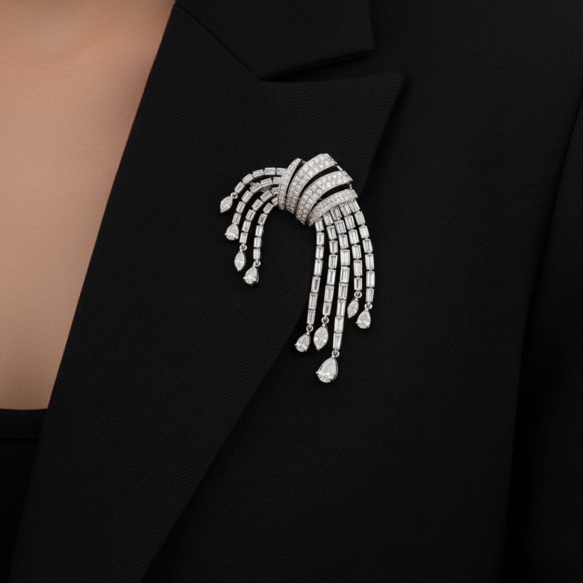 Coulée dans de l'or 14 carats, cette broche exquise est sertie de 5,56 carats de diamants étincelants.

Suivez la vitrine de Spectrum Jewels pour découvrir la dernière collection et les pièces exclusives. Spectrum Jewels est fièrement classé parmi