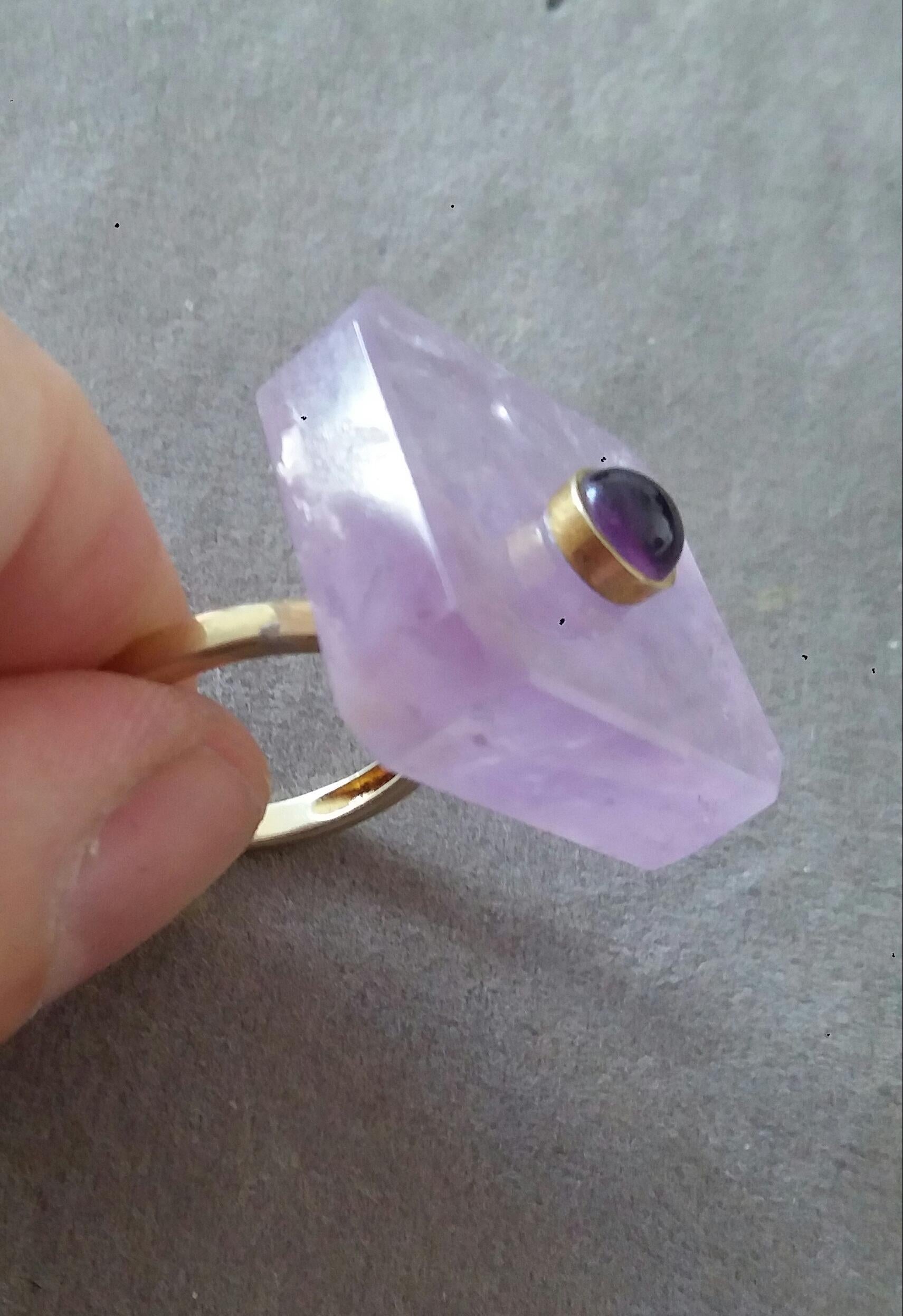 55 Carats Octagon Shape Natural Amethyst Round Amethyst Cab Yellow Gold Ring en vente 4