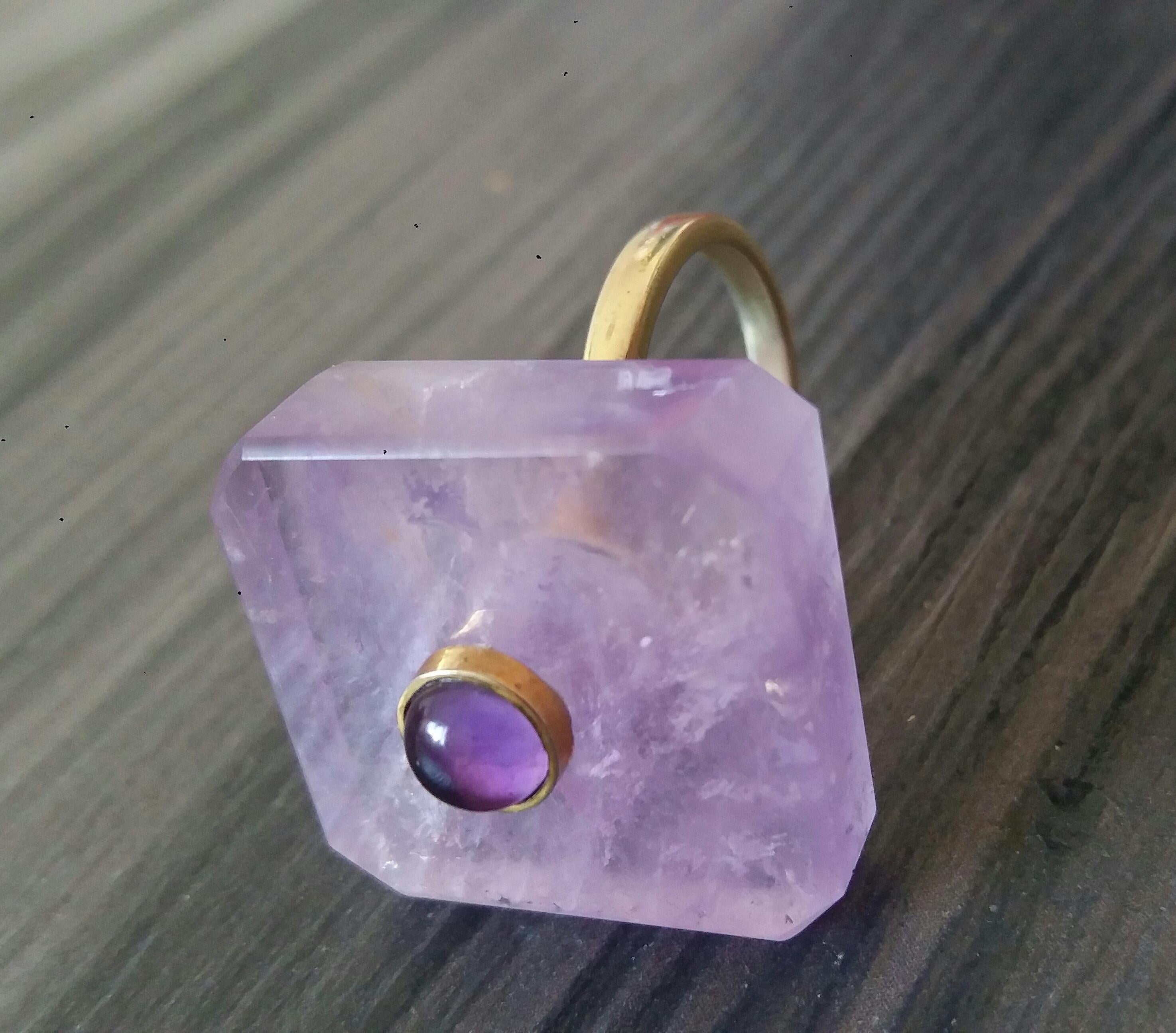 55 Carats Octagon Shape Natural Amethyst Round Amethyst Cab Yellow Gold Ring For Sale 11