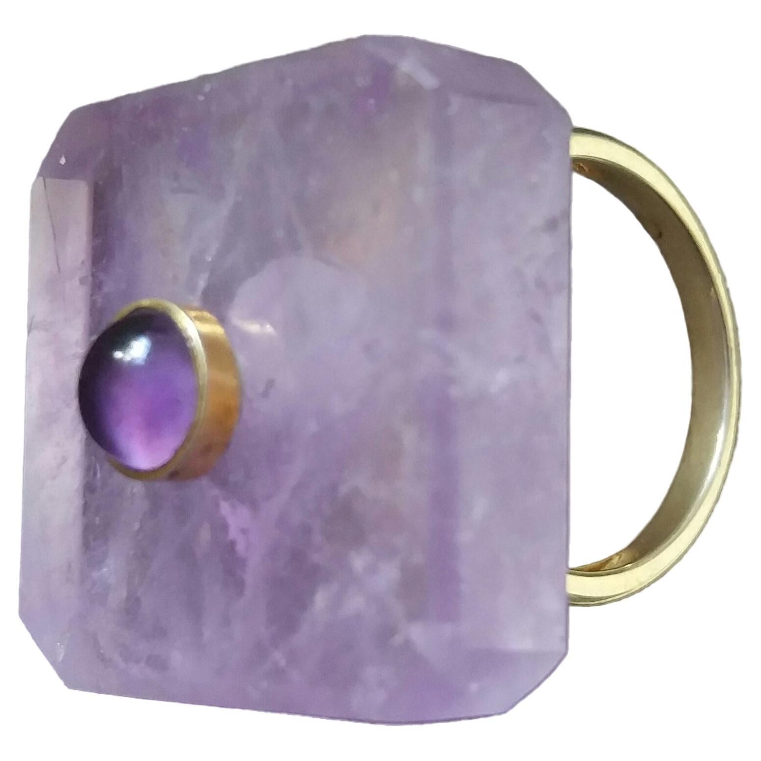 55 Carats Octagon Shape Natural Amethyst Round Amethyst Cab Yellow Gold Ring en vente