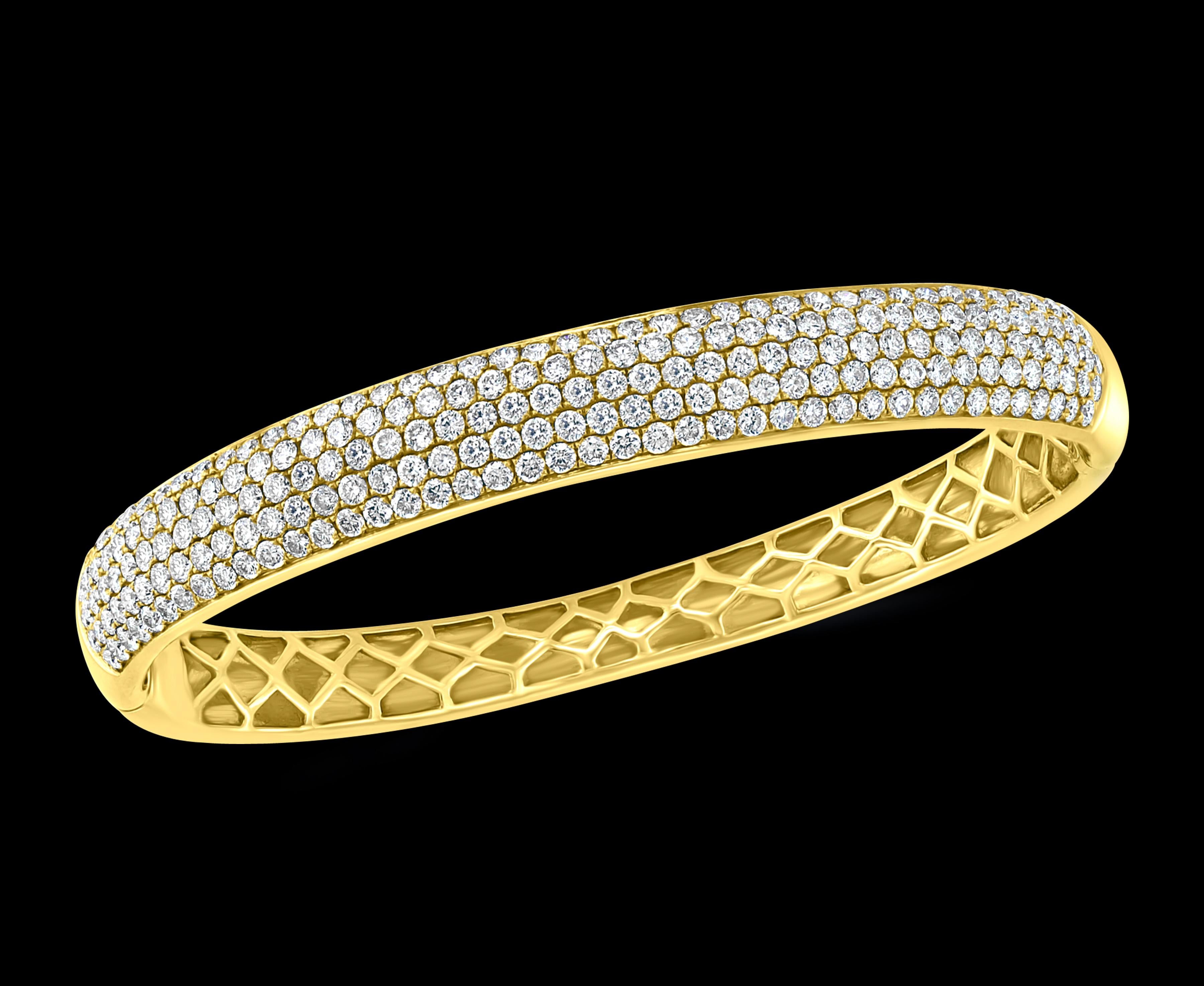 
5.5 Ct Diamond Metro Women 18 Kt Yellow Gold 5-Row Diamond Pave Bangle Bracelet
Streamlined and modern, this Metro collection twinkles like a nighttime city skyline. Rows of diamonds effortlessly enhance this striking bangle.
Exceptional elegance,