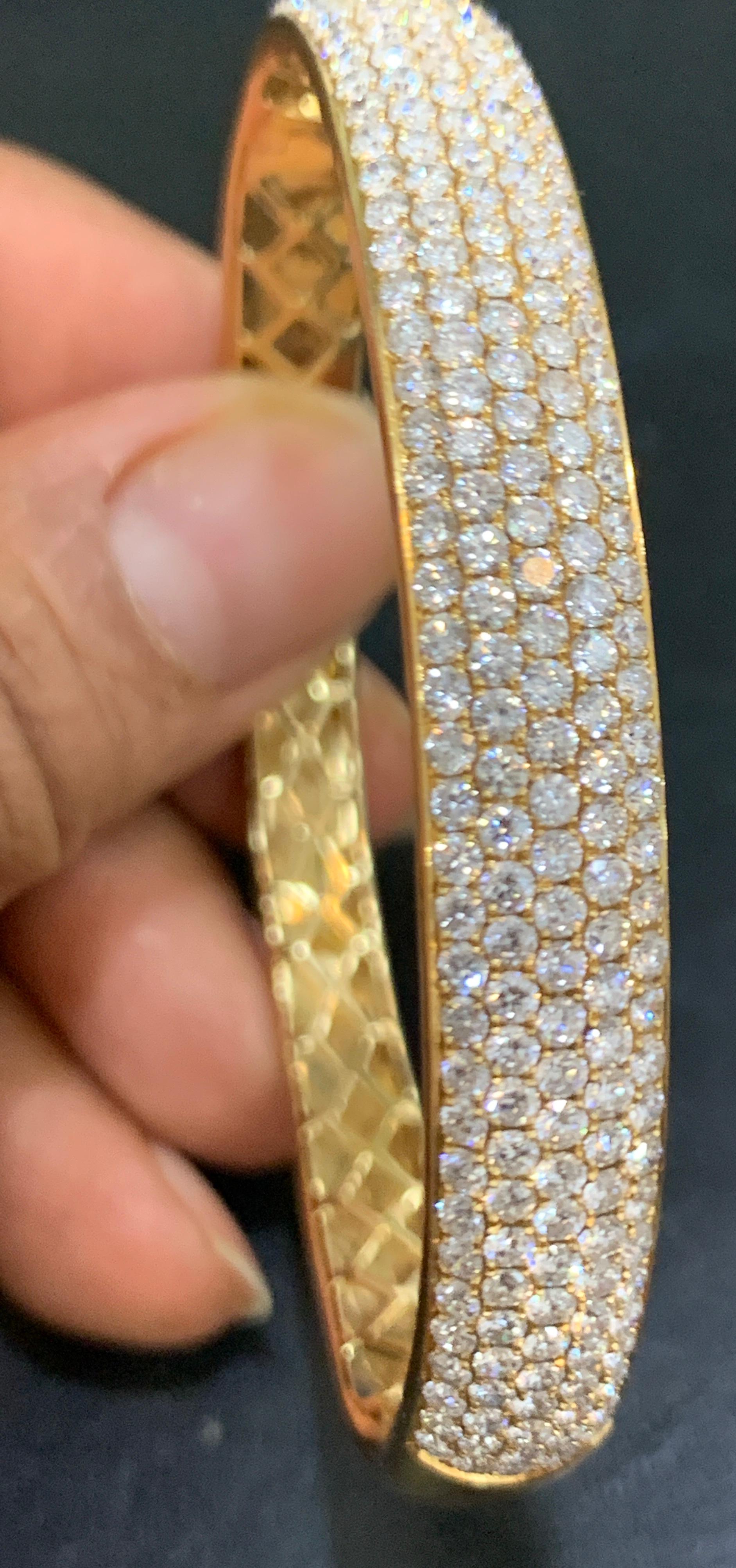 5.5 Ct Diamond Metro Women 18 Kt Yellow Gold 5-Row Diamond Pave Bangle Bracelet In Excellent Condition In New York, NY