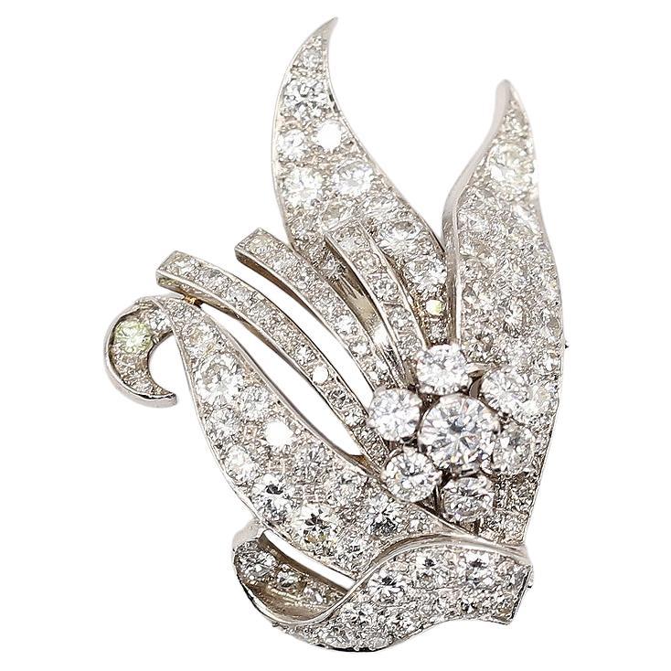 Prächtige und wichtige 5,5 Karat Diamanten Platin-Brosche. 

Feine Diamanten mit einem ungefähren Gesamtgewicht von 5,5 Karat, Farbe G/H, Reinheit VS.

Wahrscheinlich das letzte Hoch auf die Epoche der 