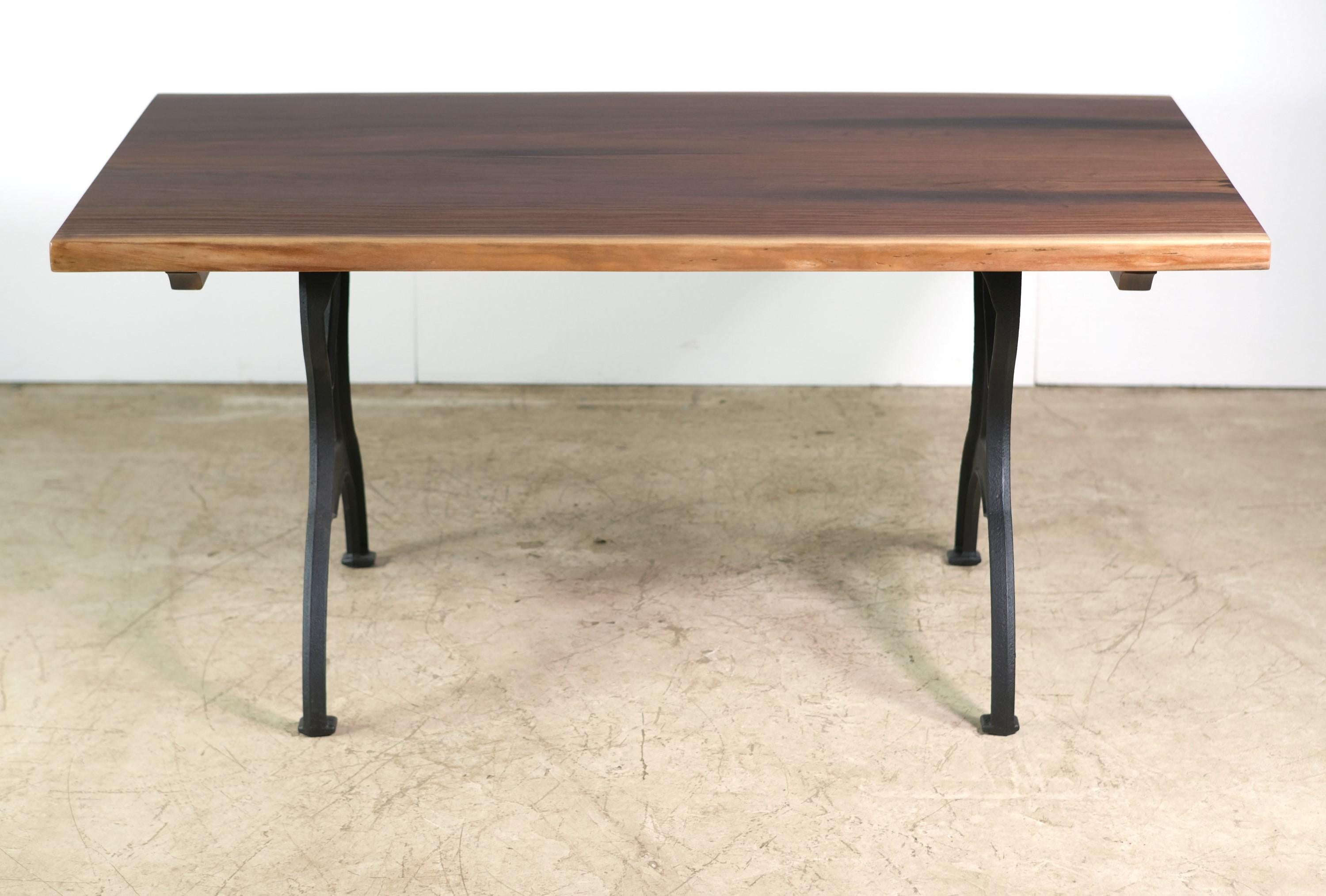 Dieser Tisch besteht aus einer Walnussplatte mit zwei Platten, die mit einer Rubio Monocoat-Epoxidharzbeschichtung versehen ist, und gusseisernen Beinen aus Brooklyn New York. Dieser Tisch ist versandfertig. Bitte beachten Sie, dieser Artikel