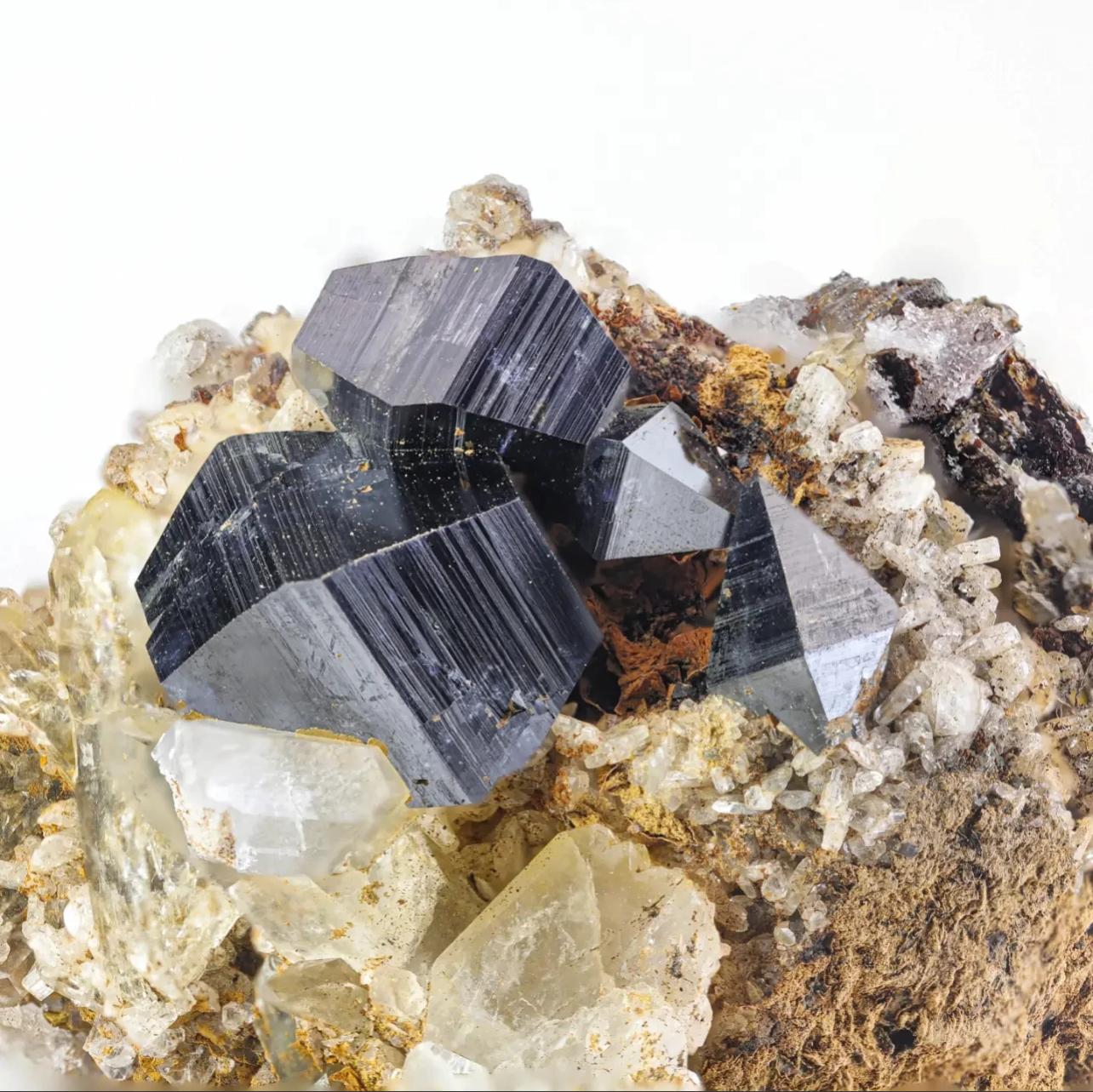 55 gramos de magnífico grupo de cristales de anatasa de brillo metálico sobre matriz procedentes de Pakistán Pakistaní en venta