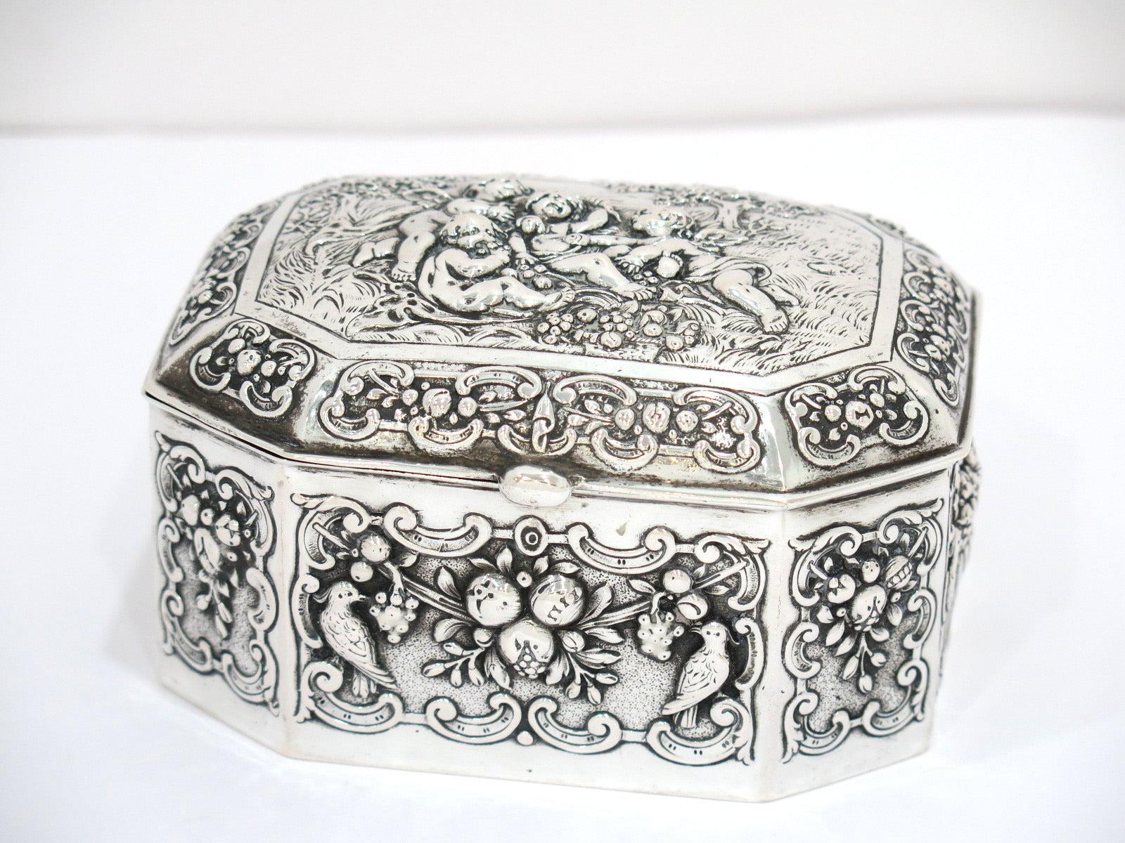 European Silver Antique German Four Cherubs Fruit Decorated Box In Good Condition For Sale In Brooklyn, NY