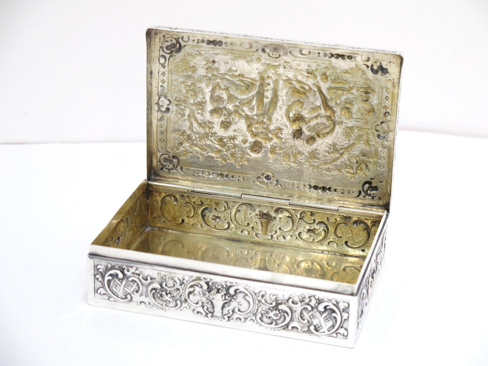 20ième siècle Boîte à musique allemande d'antiquités en argent doré à l'intérieur, faisant référence à la scène musicale en vente