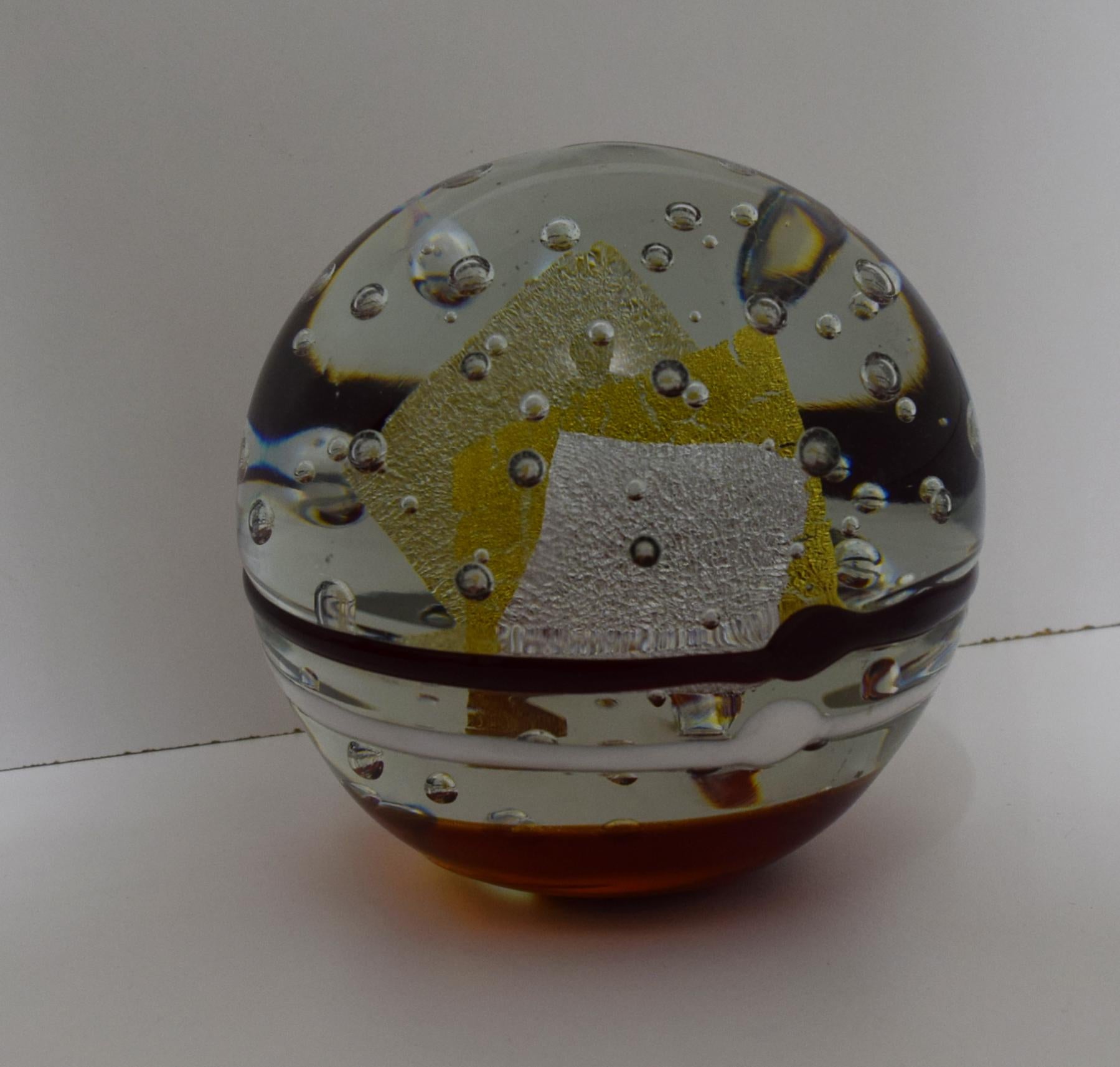 USA, 1980s large sphere glass tabletop or mantel (fireplace) sculpture by studio artist Robert L. Hamon. Hamon glass produced paperweights and on occasion would produce very large and heavy art glass pieces like paperweights, but in this size. In