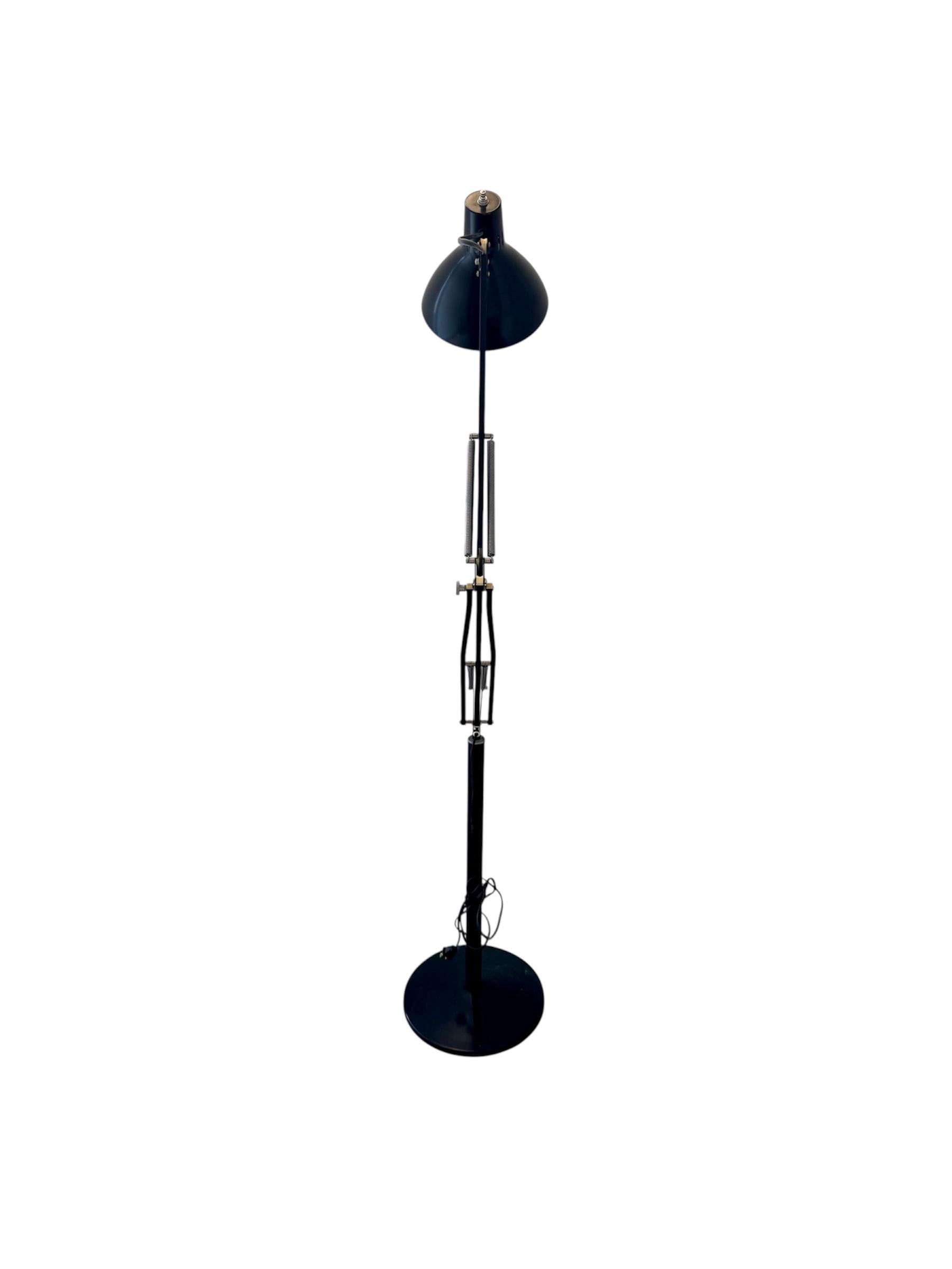 Lampada da architetto articolata di Luxo, un design noto per la sua estetica pulita e industriale e per la sua funzionalità. La lampada presenta un corpo sottile in metallo nero con giunti flessibili e un braccio regolabile, che permette di dirigere