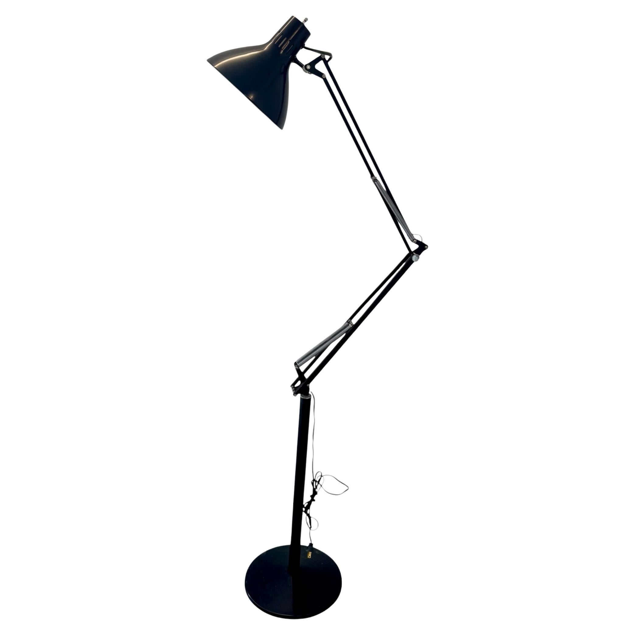 Lampada da terra 55" Luxo Mid-Century Articulated Black by Luxo in vendita