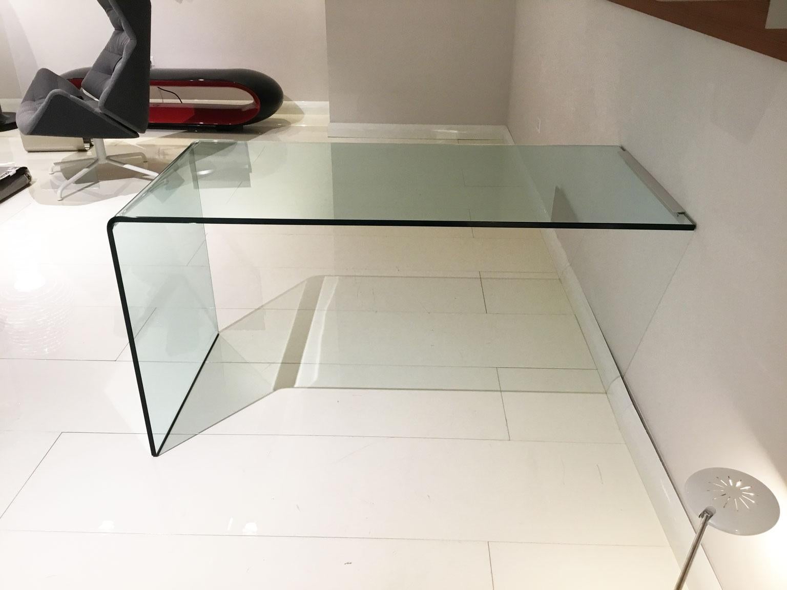 wall-mounted desk in curved glass by Fiam 

Desk in 15 mm-thick transparent curved glass with a double bright-finish aluminum plate for wall-mounting. 

Dimensions
55