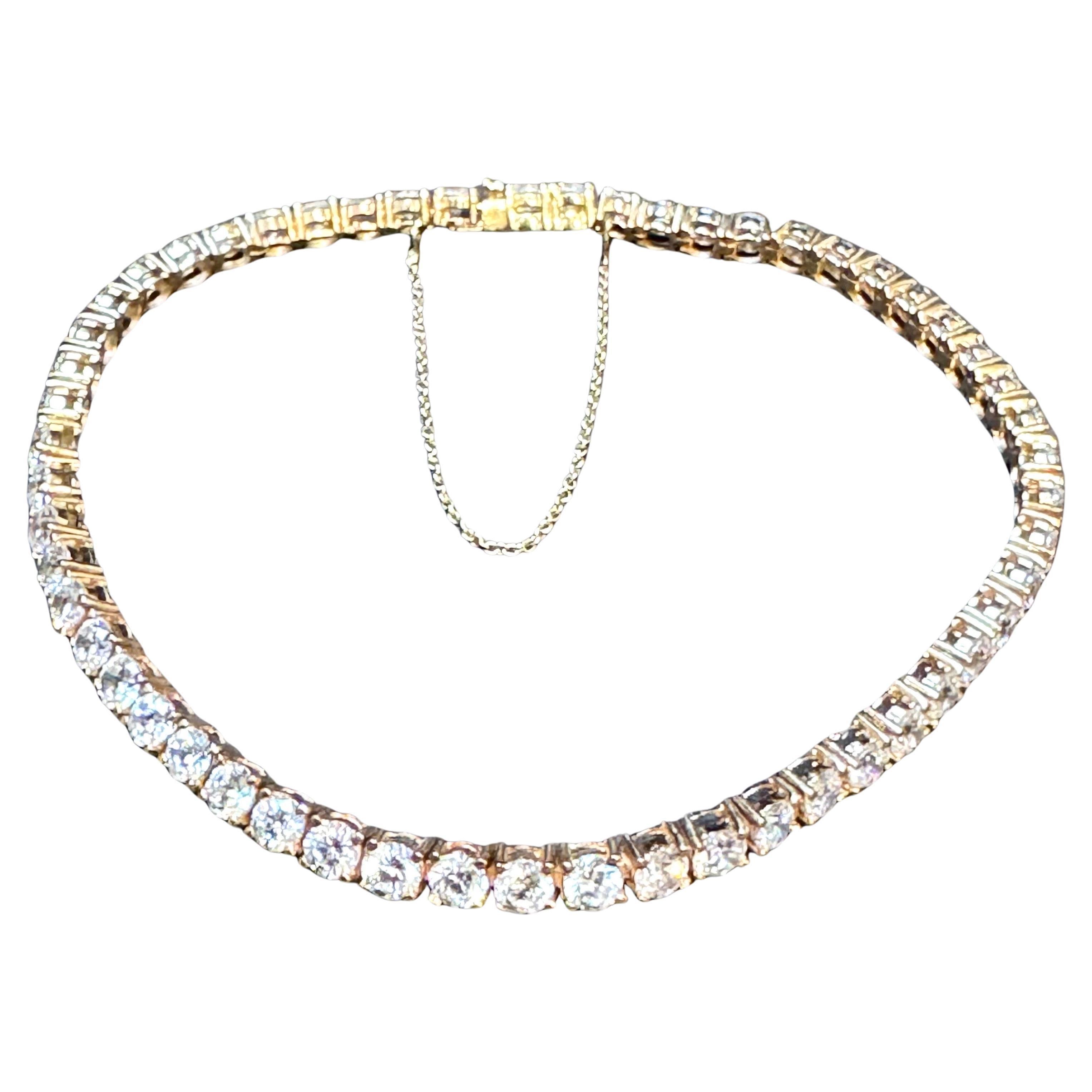 
55 Diamants ronds 10-12 Pointer Chaque Bracelet de tennis en or jaune 14 K 6.0 Carat  Fabriqué en Italie
Voici le bracelet de tennis le plus audacieux qui soit. La rangée unique de diamants ronds taillés en brillant est sertie à