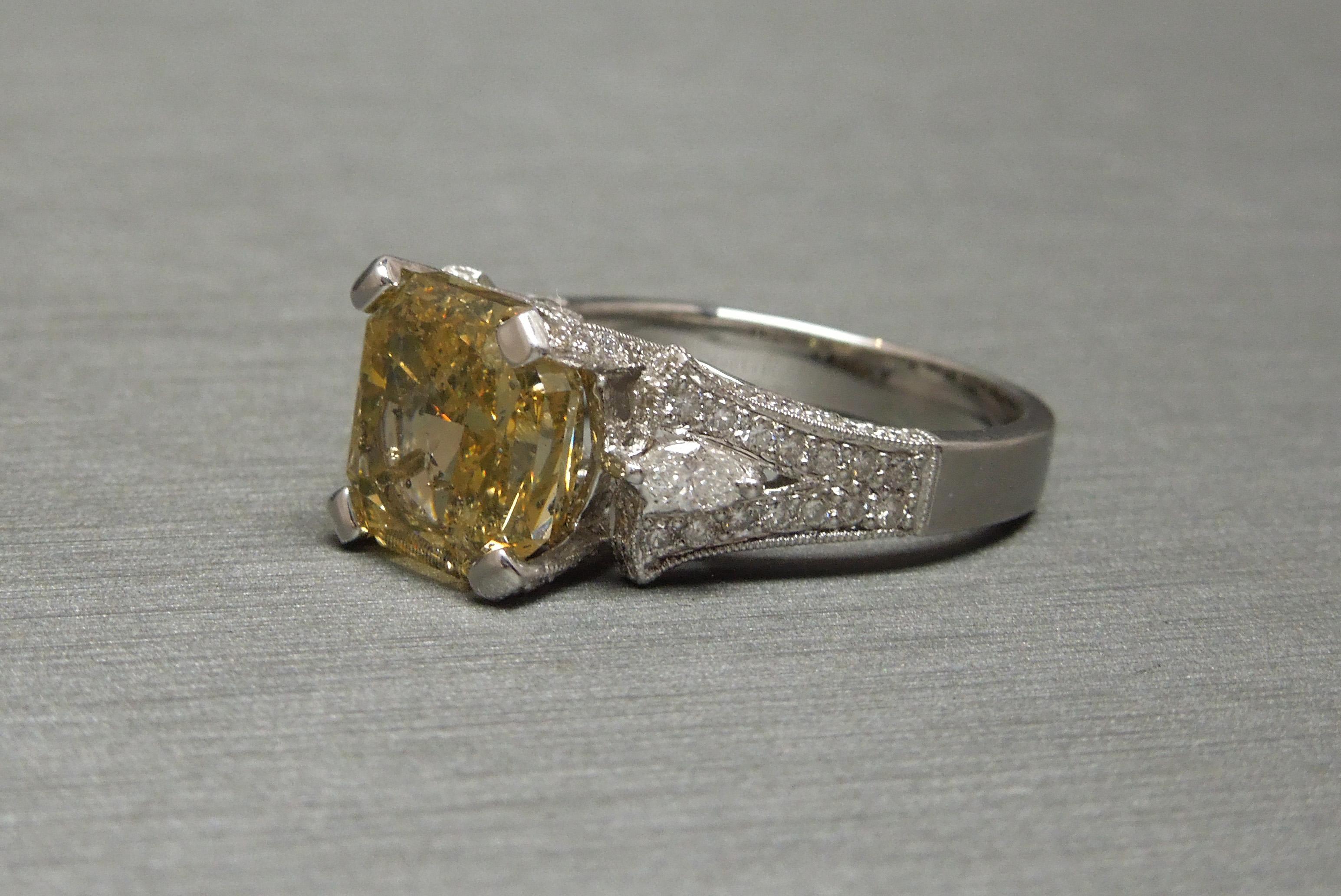 5,50 Karat Goldener Canary G.I.A. Diamantring mit Asscher-Schliff  im Zustand „Gut“ im Angebot in METAIRIE, LA
