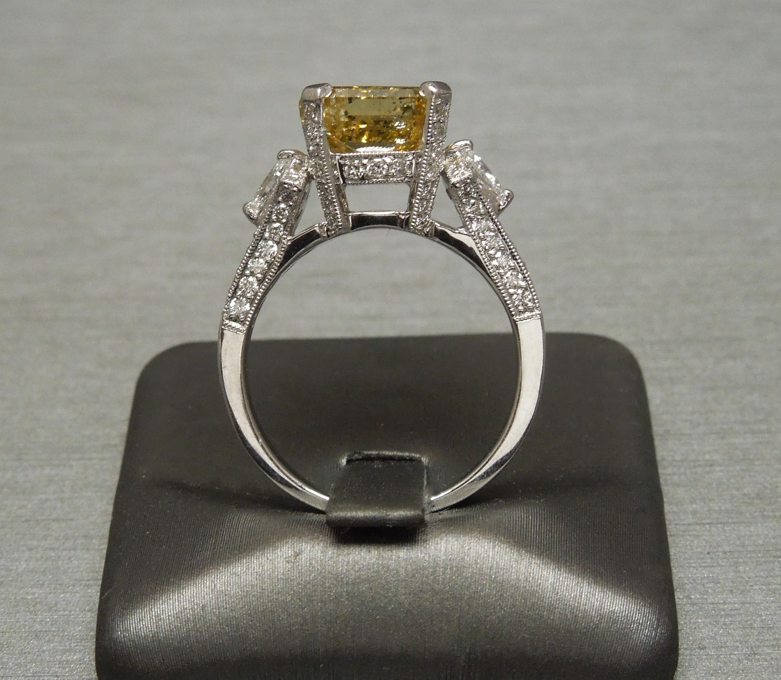 5,50 Karat Goldener Canary G.I.A. Diamantring mit Asscher-Schliff  Damen im Angebot