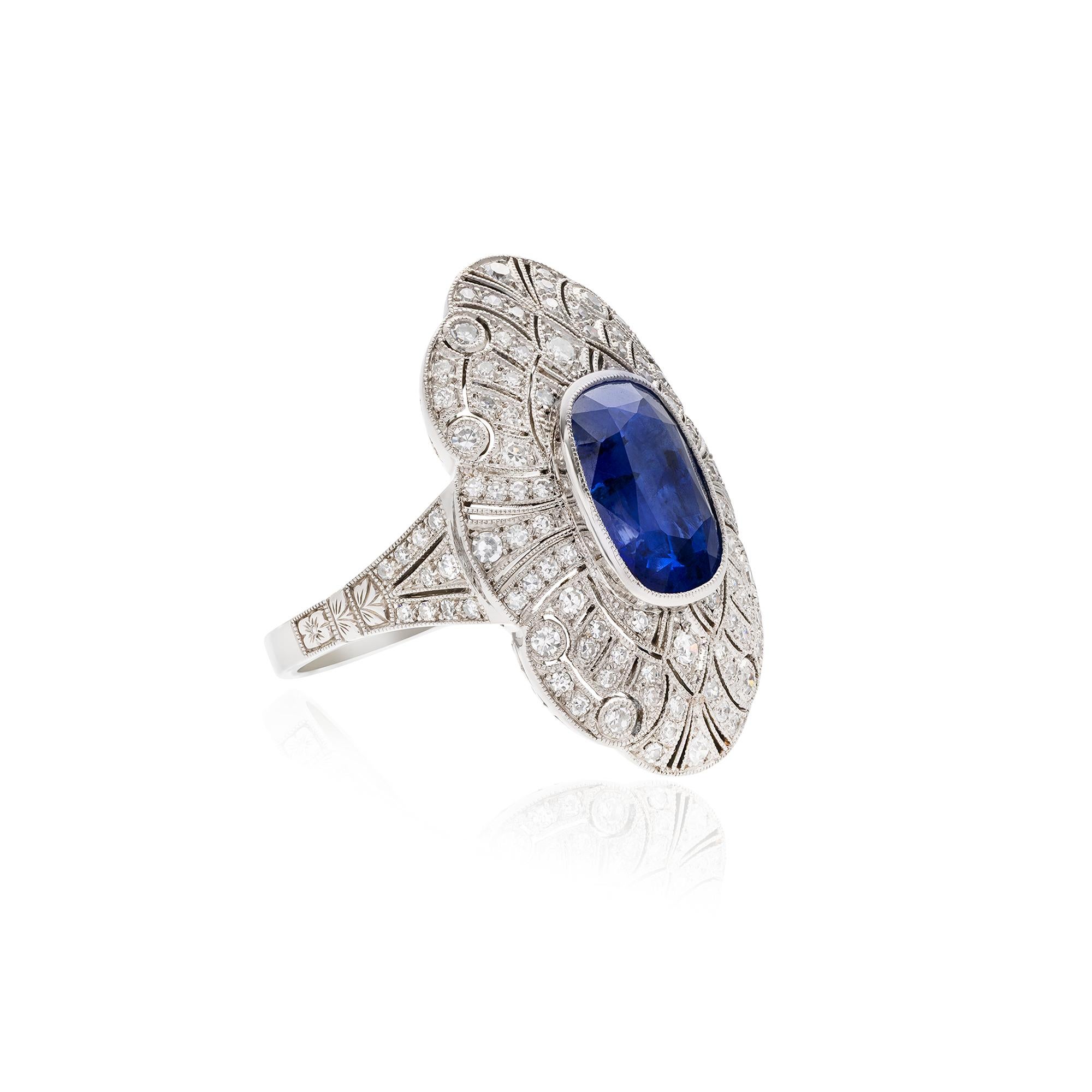 Bague saphir, 5,50 carats, bague diamant, 0,80 carats, platine, bijoux d'inspiration vintage. Cette bague exquise est fabriquée à la main en platine d'une finesse de 850 et met en valeur un impressionnant saphir bleu naturel de taille ovale pesant