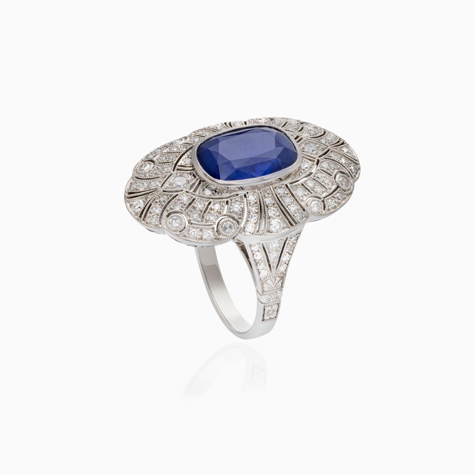 Art déco Bague en saphir bleu de 5,50 carats et diamant de 0,80 carat en platine en vente