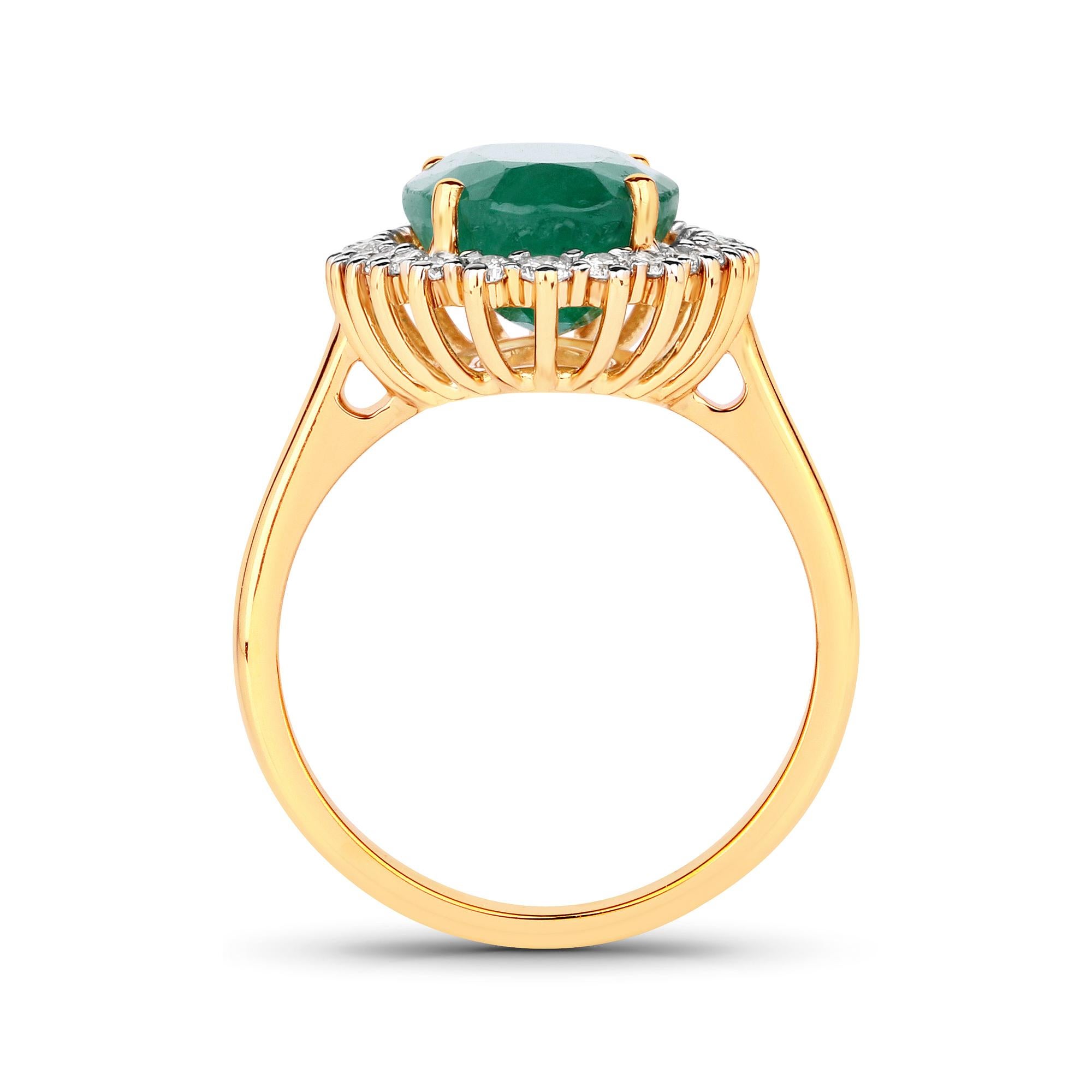 Contemporary 5.50 Carat Brazilian Emerald and Diamond 14 Karat Yellow Gold Cocktail Ring For Sale