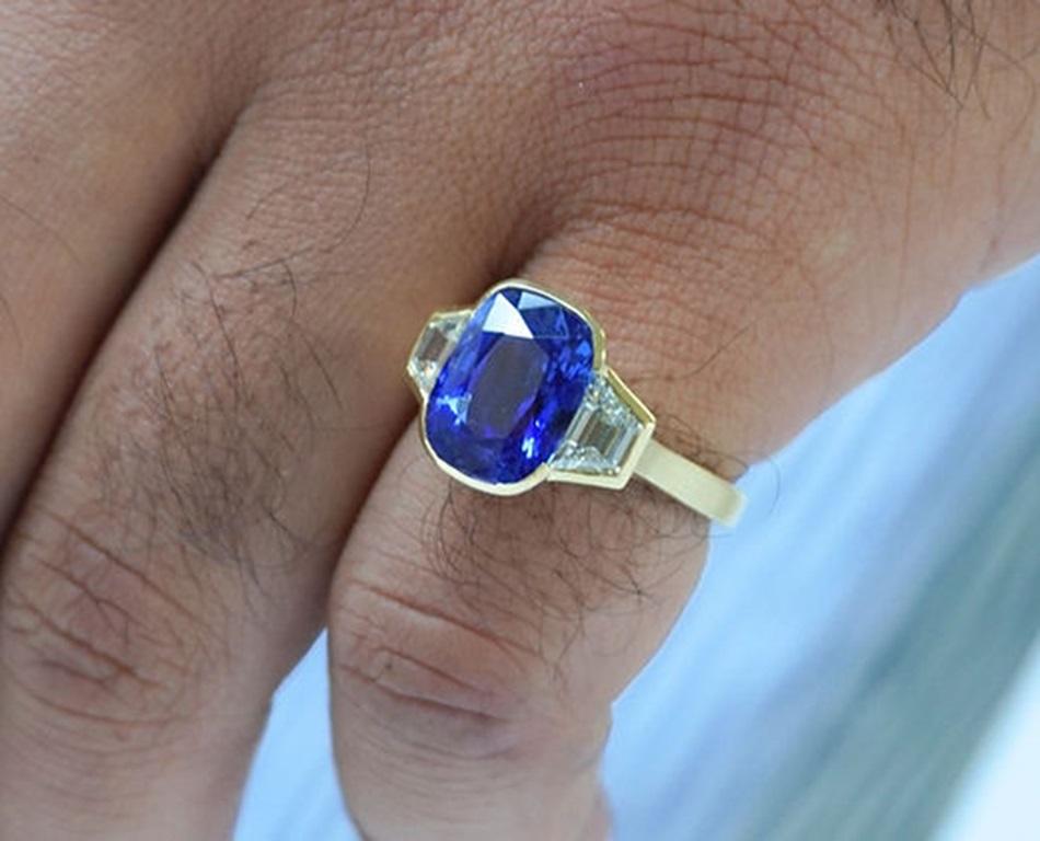 5.50 Carat Ceylon Sapphire Three-Stone Bezel Ring For Sale 2